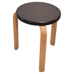Icónico taburete de 3 patas Alvar Aalto Modelo 60, abedul y pegamoide negro, Artek Años 50