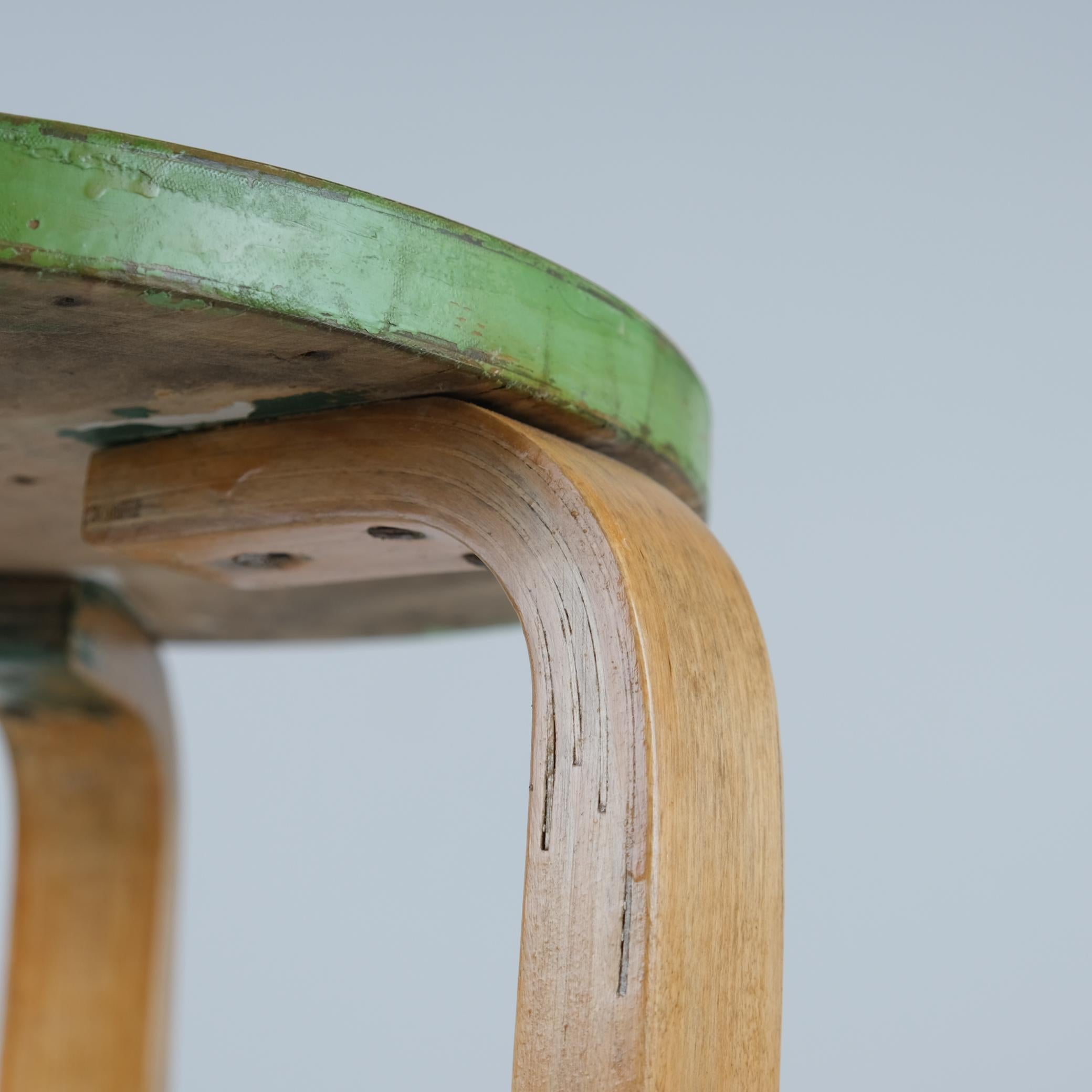 Tabouret à 3 pieds iconique Alvar Aalto, modèle 60, peinture en bouleau et vert, Artek, années 1940 en vente 2
