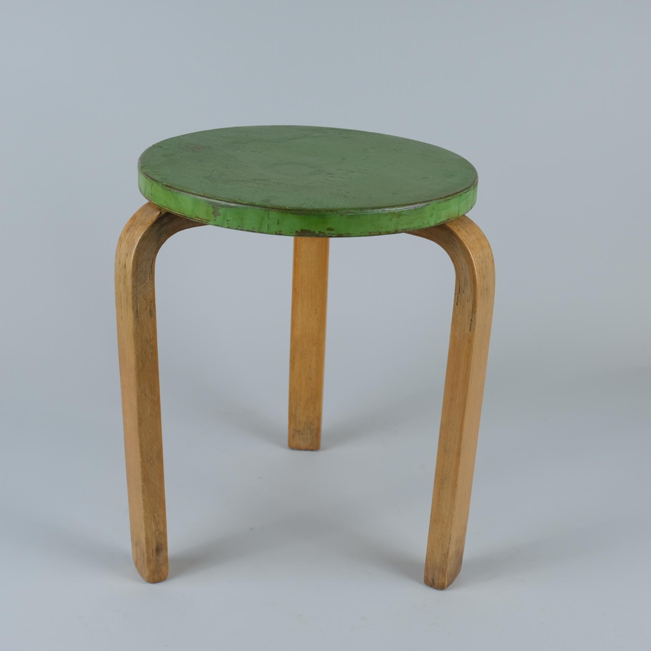 Mid-Century Modern Tabouret à 3 pieds iconique Alvar Aalto, modèle 60, peinture en bouleau et vert, Artek, années 1940 en vente