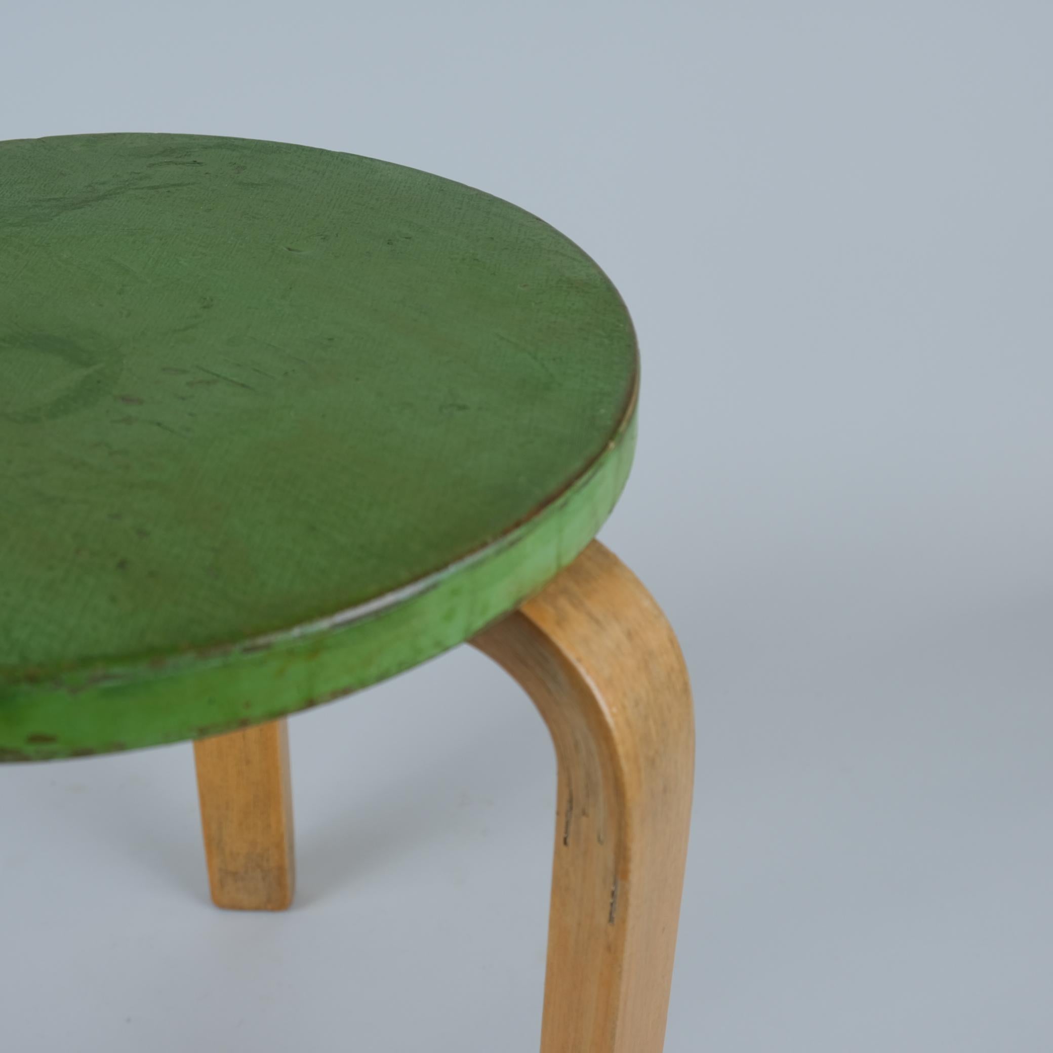 Finlandais Tabouret à 3 pieds iconique Alvar Aalto, modèle 60, peinture en bouleau et vert, Artek, années 1940 en vente