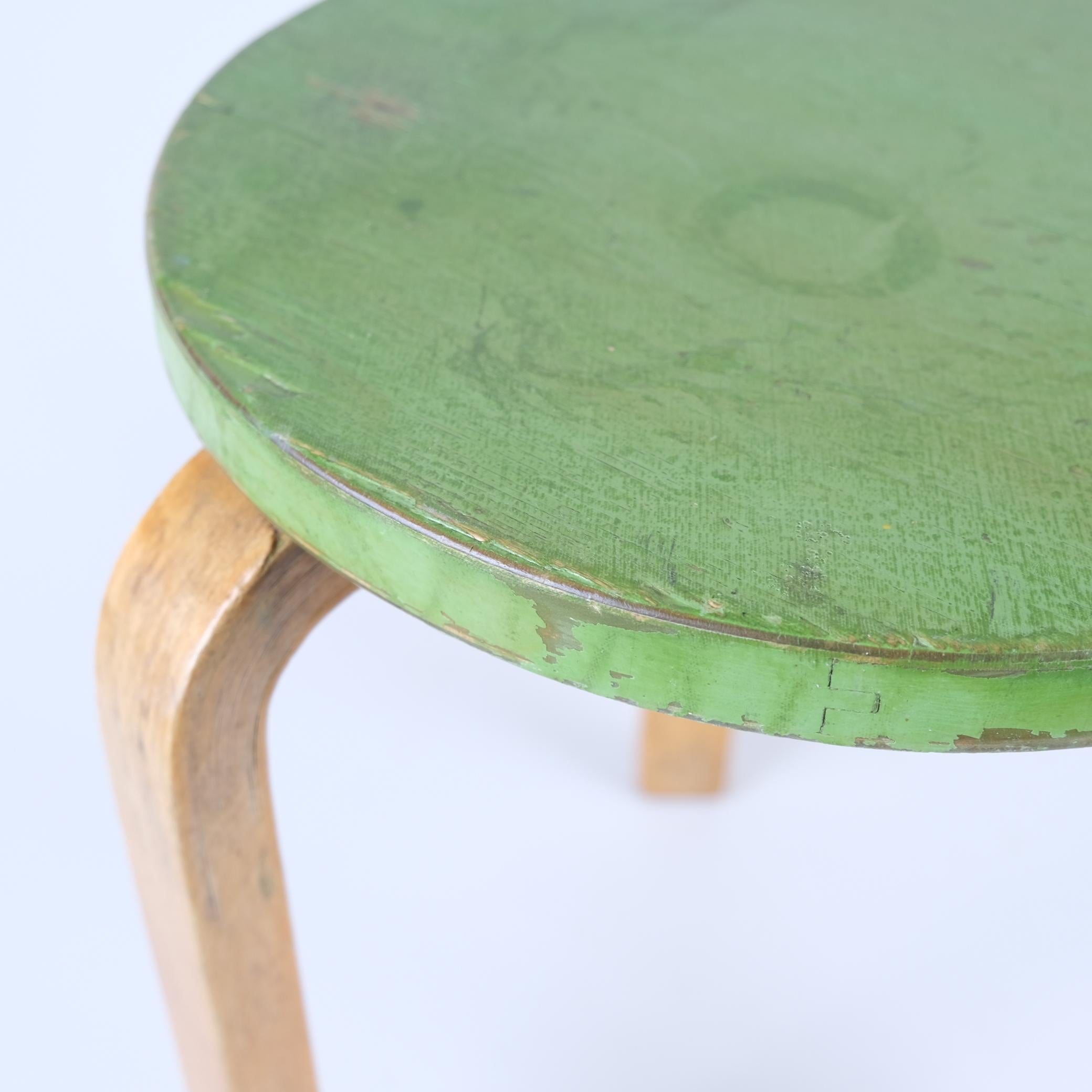 Tabouret à 3 pieds iconique Alvar Aalto, modèle 60, peinture en bouleau et vert, Artek, années 1940 Bon état - En vente à Helsinki, FI