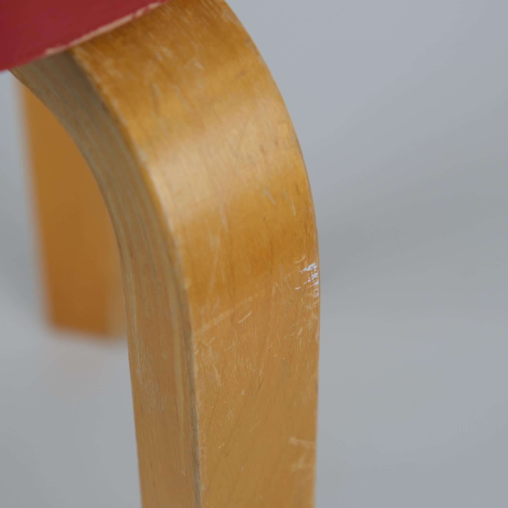 Iconic Alvar Aalto 3-legged Stool Model 60, Birch & Red Paint, Artek 1940s For Sale 1
