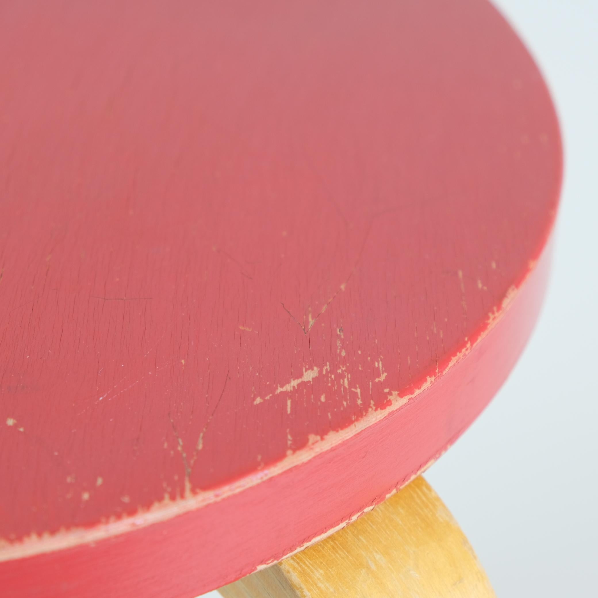 Iconic Alvar Aalto 3-legged Stool Model 60, Birch & Red Paint, Artek 1940s For Sale 2