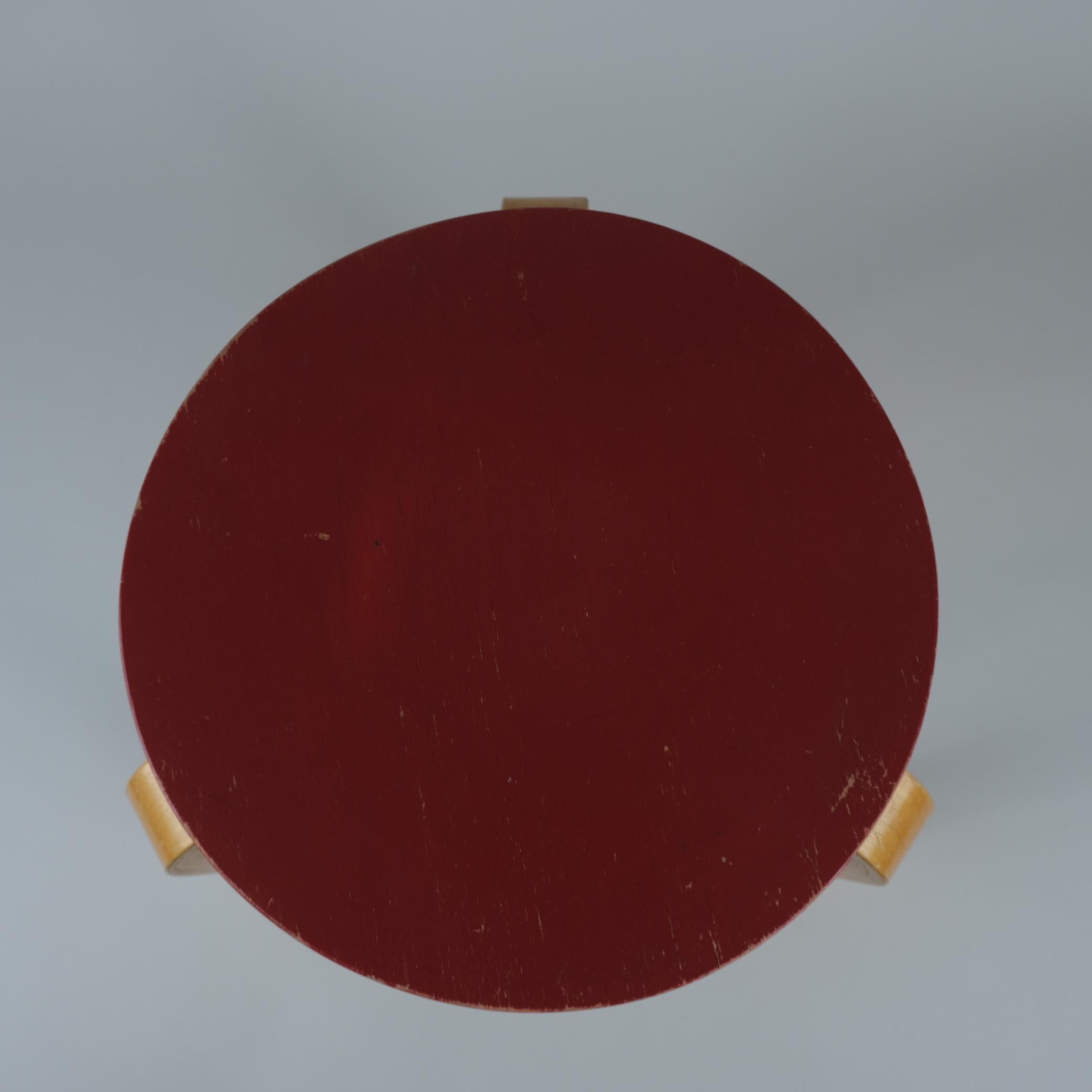 Iconic Alvar Aalto 3-legged Stool Model 60, Birch & Red Paint, Artek 1940s For Sale 3