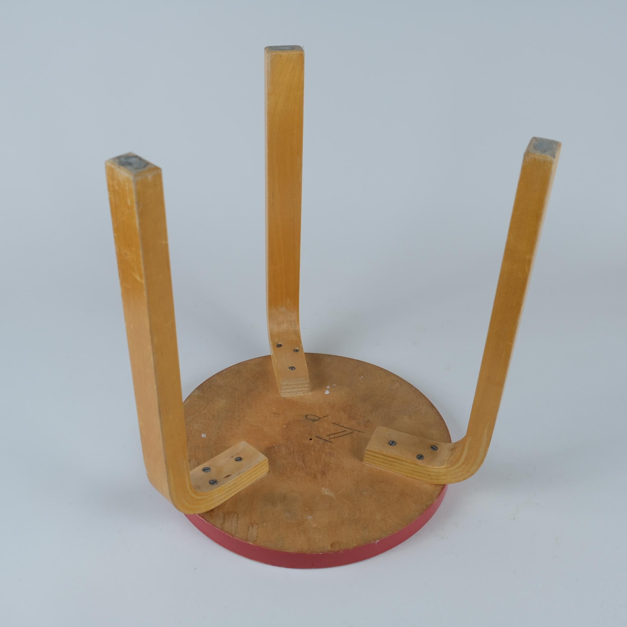 Iconic Alvar Aalto 3-legged Stool Model 60, Birch & Red Paint, Artek 1940s For Sale 4