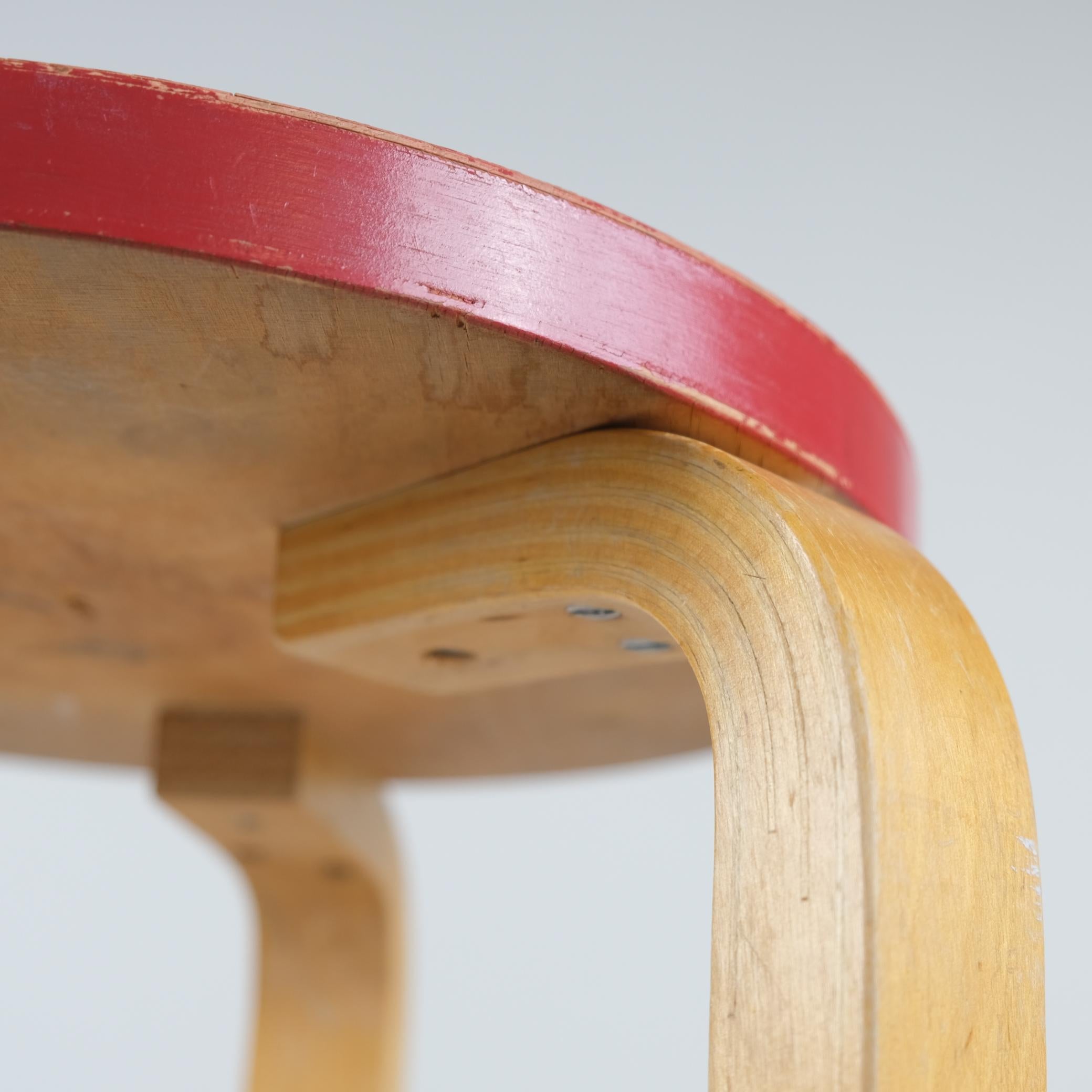 Iconic Alvar Aalto 3-legged Stool Model 60, Birch & Red Paint, Artek 1940s For Sale 5