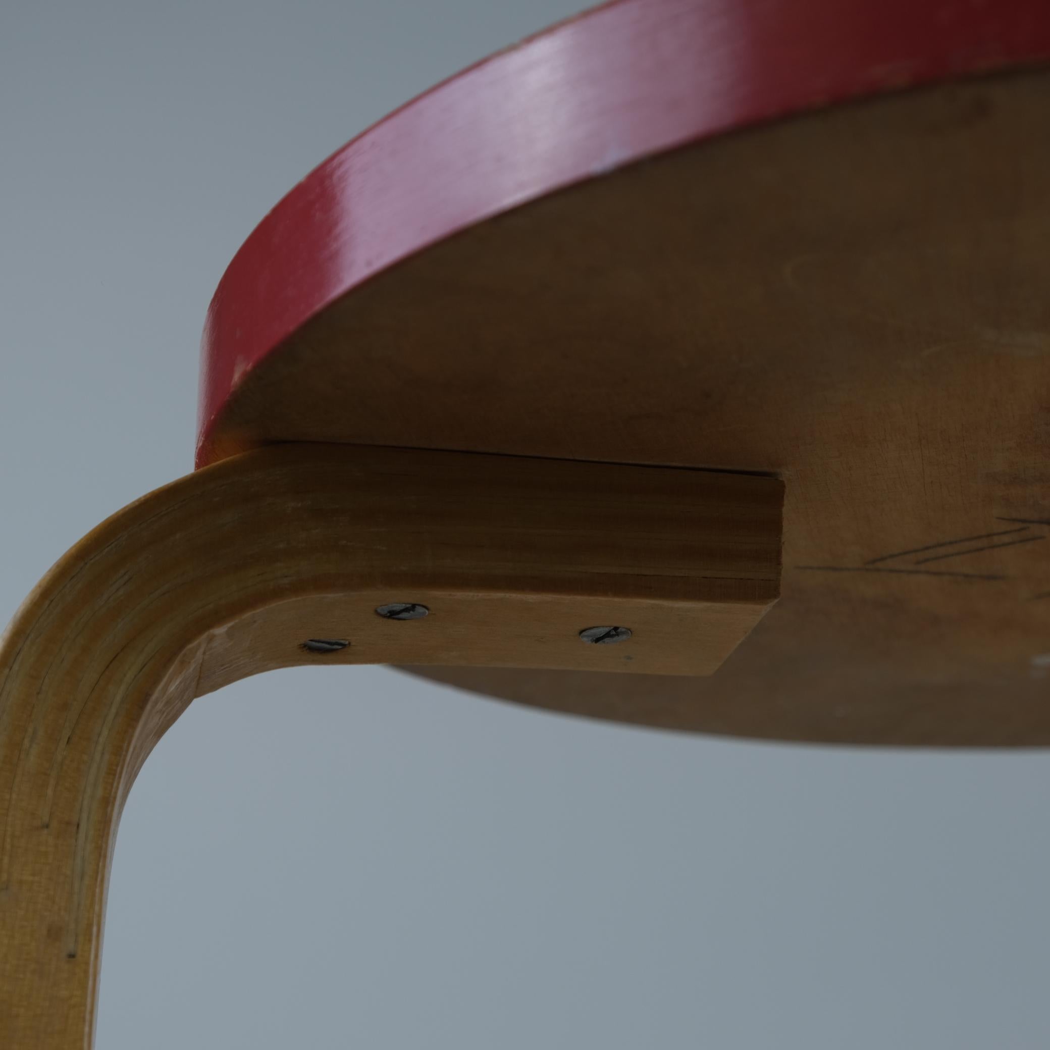 Iconic Alvar Aalto 3-legged Stool Model 60, Birch & Red Paint, Artek 1940s For Sale 6