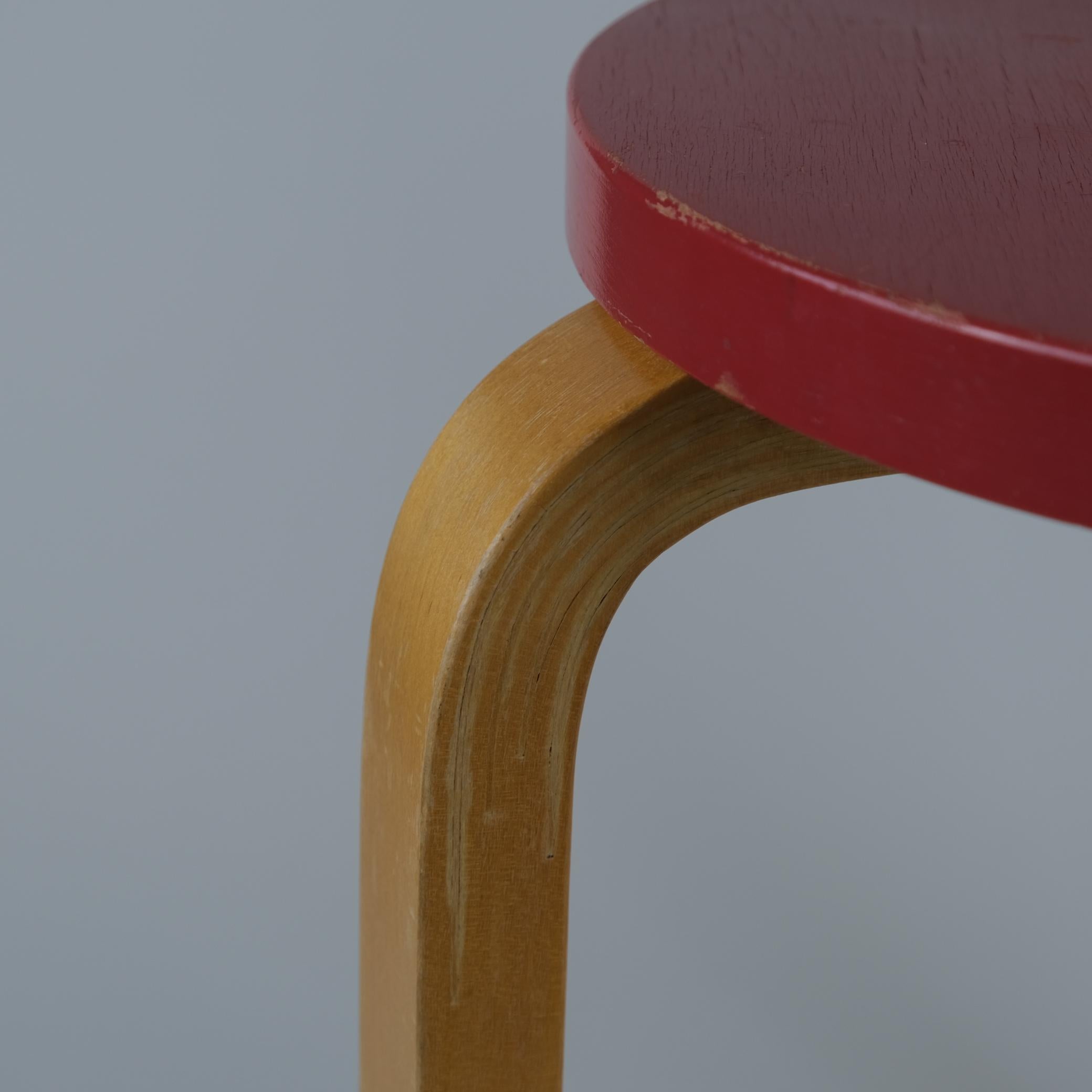 Iconic Alvar Aalto 3-legged Stool Model 60, Birch & Red Paint, Artek 1940s In Good Condition For Sale In Helsinki, FI