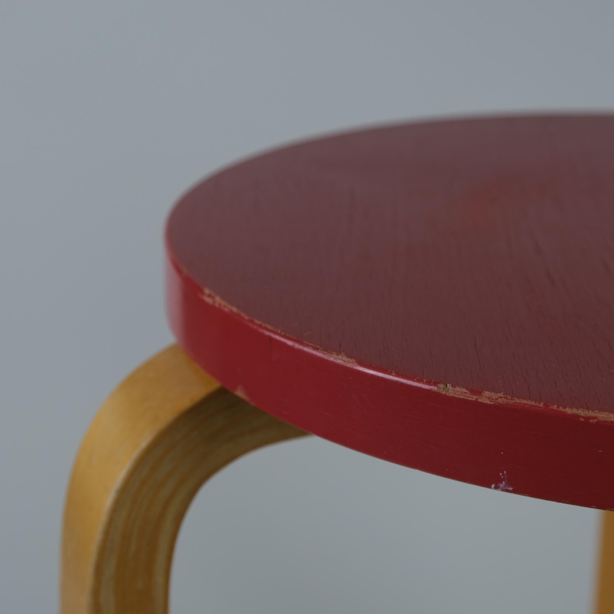 Mid-20th Century Iconic Alvar Aalto 3-legged Stool Model 60, Birch & Red Paint, Artek 1940s For Sale