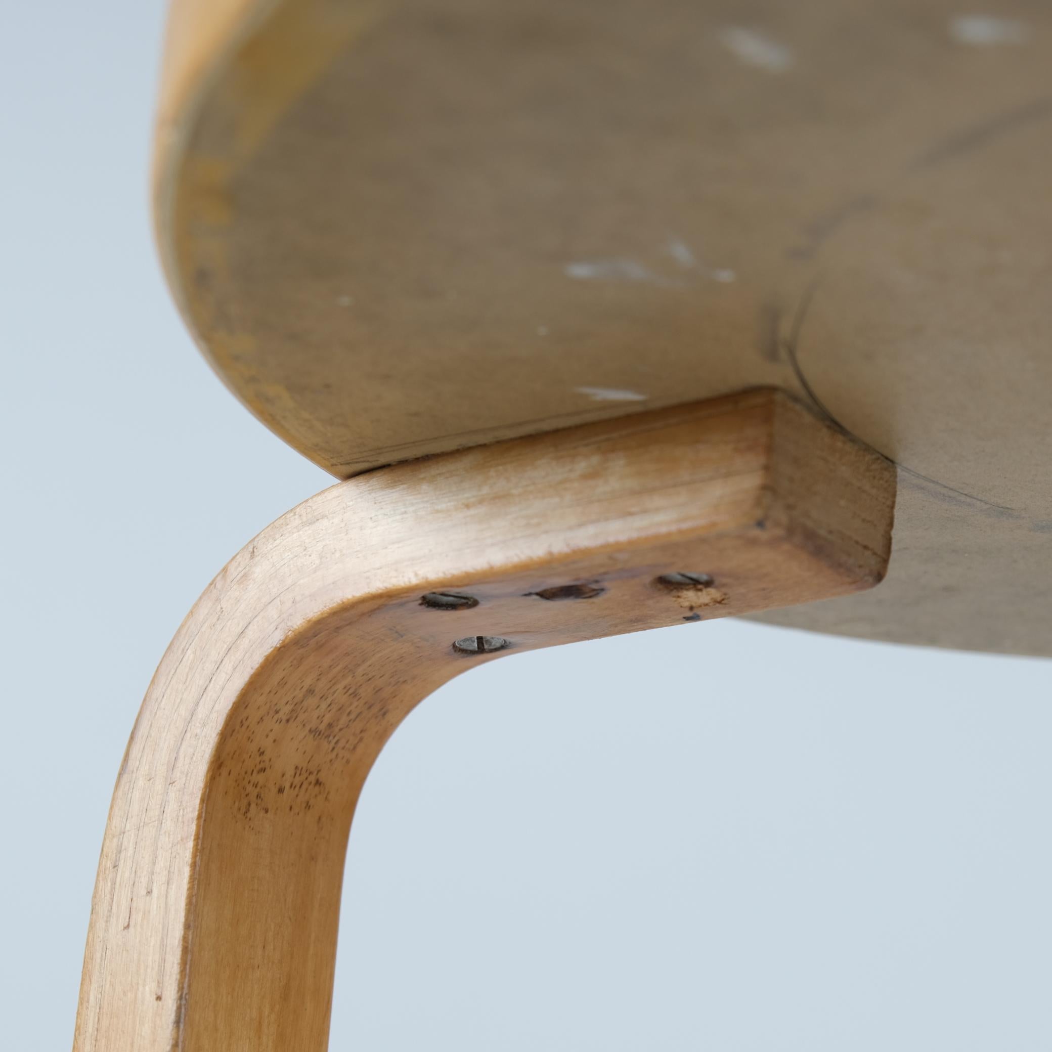 Ikonischer Alvar Aalto 3-beiniger Hocker Modell 60, Birke & Weiß Formica, Artek 1940er Jahre im Angebot 4