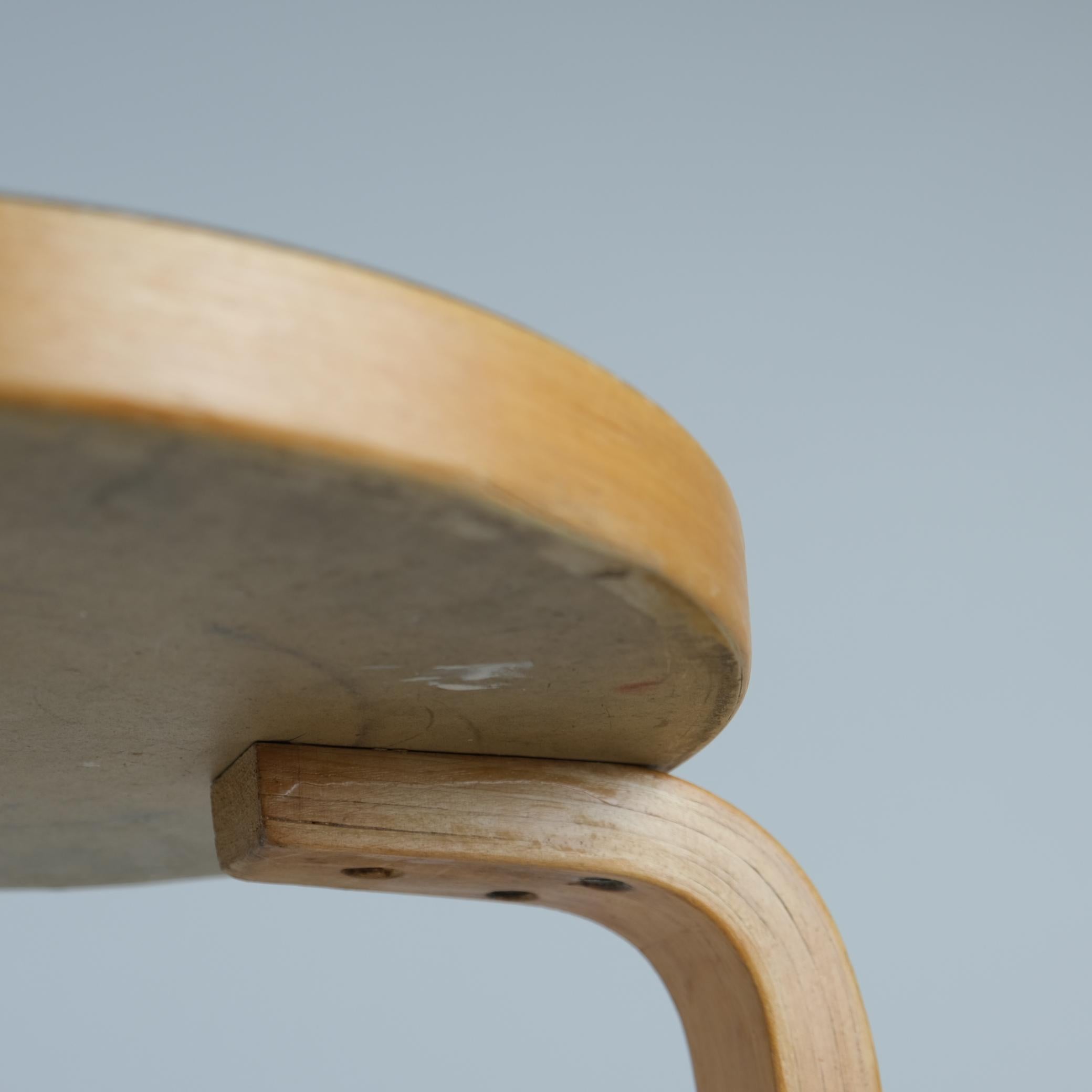 Ikonischer Alvar Aalto 3-beiniger Hocker Modell 60, Birke & Weiß Formica, Artek 1940er Jahre im Angebot 5