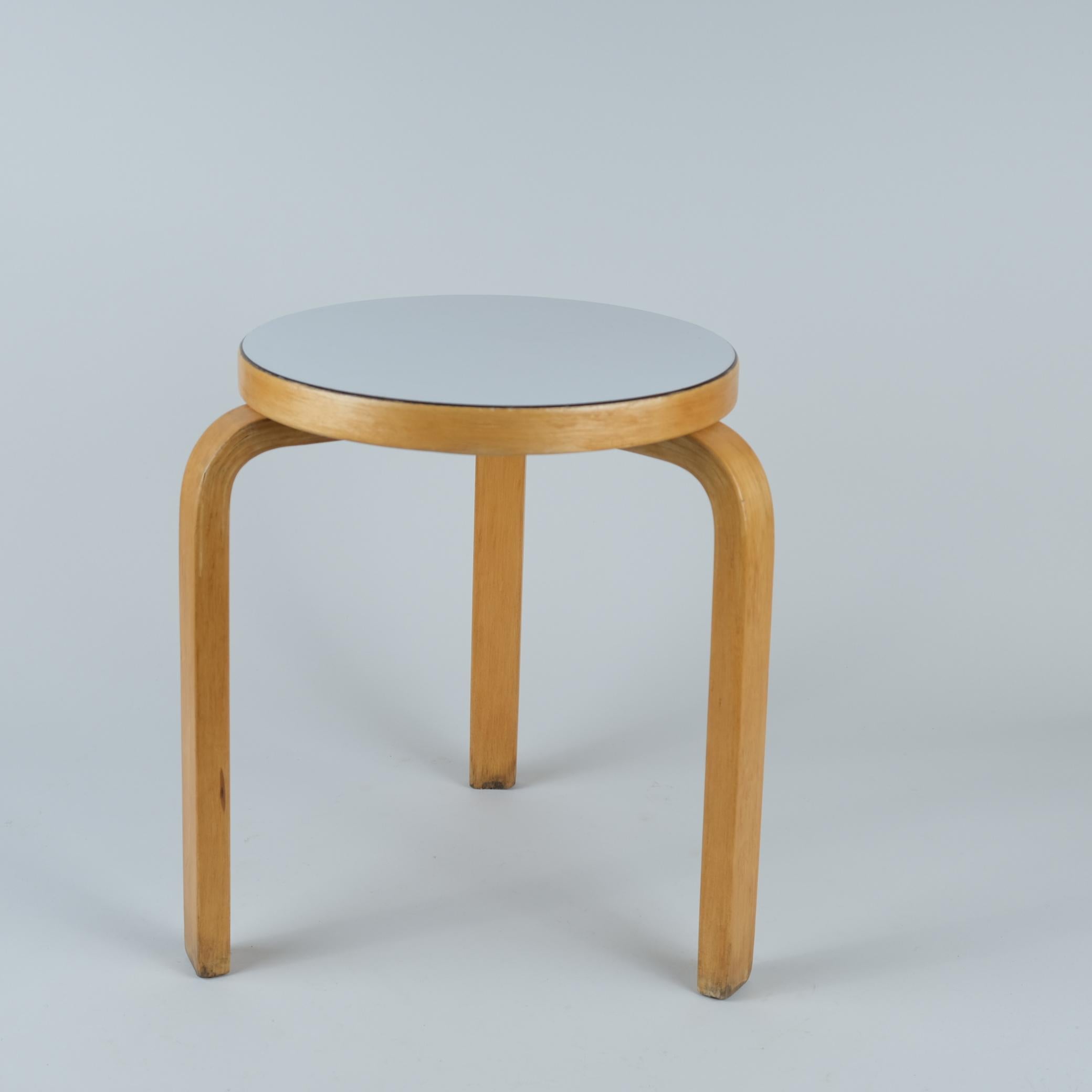 Ikonischer Alvar Aalto 3-beiniger Hocker Modell 60, Birke & Weiß Formica, Artek 1940er Jahre (Moderne der Mitte des Jahrhunderts) im Angebot