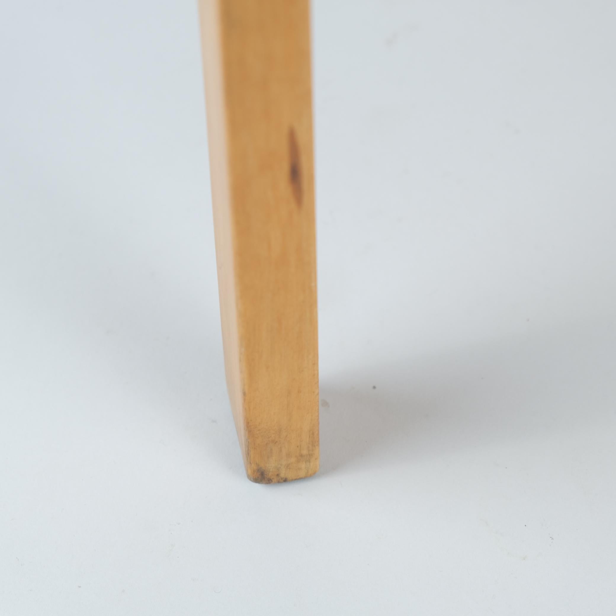 Ikonischer Alvar Aalto 3-beiniger Hocker Modell 60, Birke & Weiß Formica, Artek 1940er Jahre im Zustand „Gut“ im Angebot in Helsinki, FI