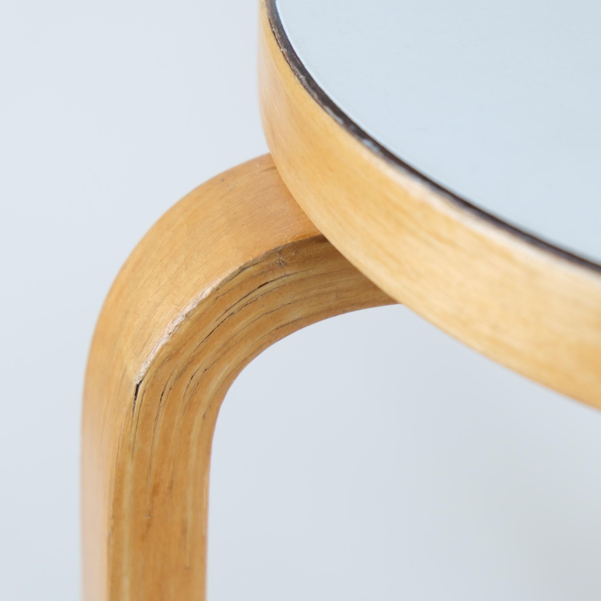 Ikonischer Alvar Aalto 3-beiniger Hocker Modell 60, Birke & Weiß Formica, Artek 1940er Jahre (Mitte des 20. Jahrhunderts) im Angebot