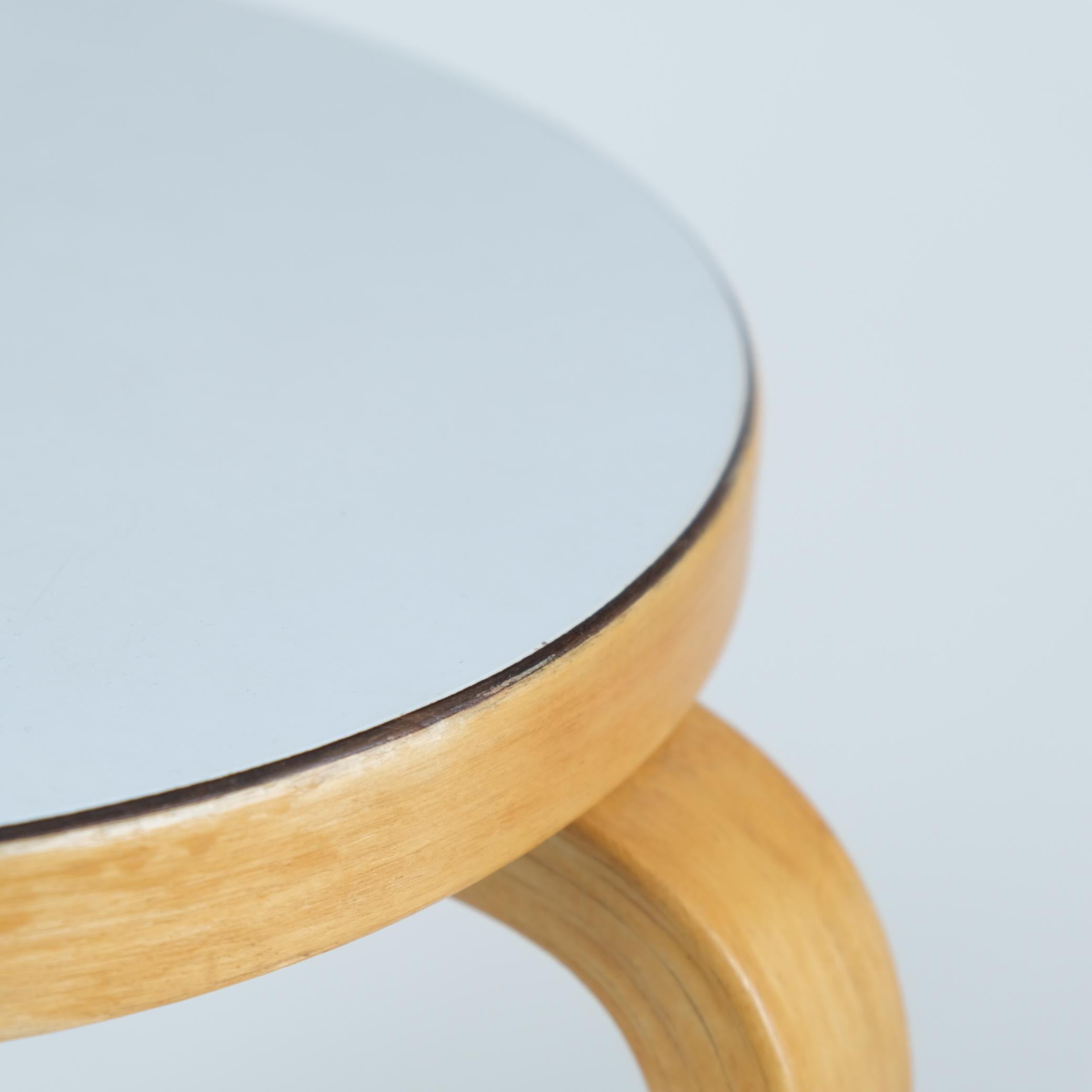 Ikonischer Alvar Aalto 3-beiniger Hocker Modell 60, Birke & Weiß Formica, Artek 1940er Jahre im Angebot 1