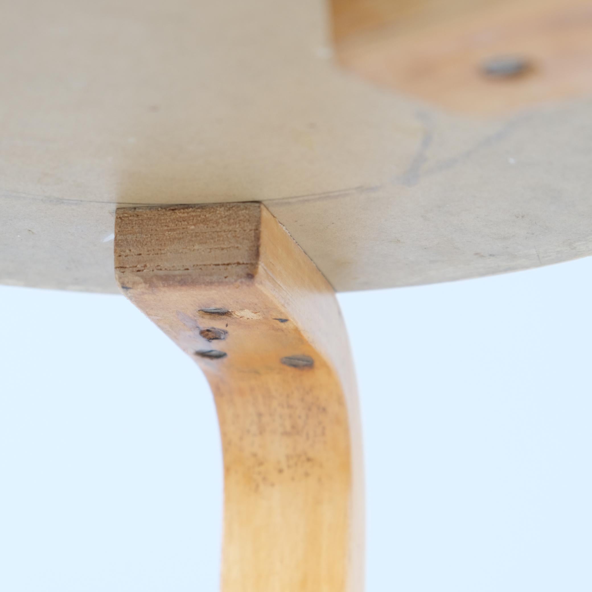 Ikonischer Alvar Aalto 3-beiniger Hocker Modell 60, Birke & Weiß Formica, Artek 1940er Jahre im Angebot 3