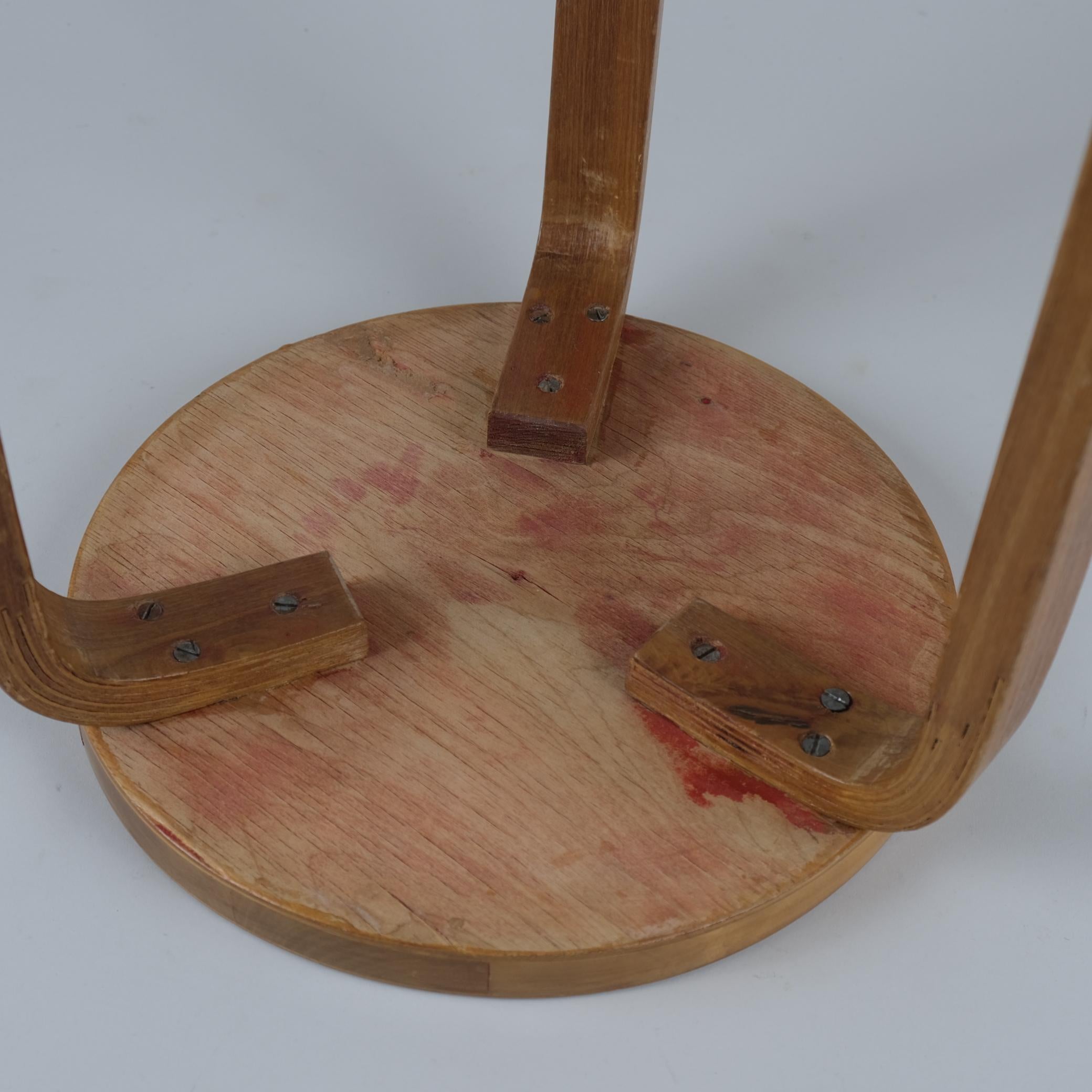 Ikonischer Alvar Aalto 3-beiniger Hocker Modell 60 aus Birke, Artek 1960er Jahre im Angebot 3