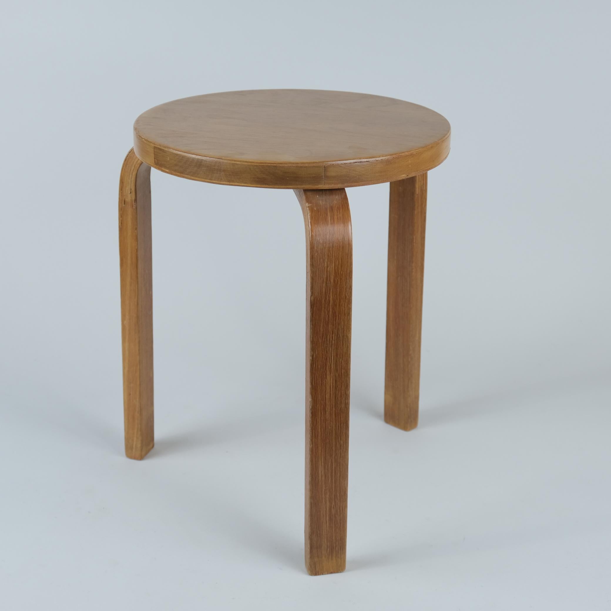 Artek Hocker aus Birke mit schöner dunkler Patina, entworfen von Alvar Aalto und hergestellt von Artek in den 1960er Jahren. Der Hocker Modell 60 ist vielleicht der bekannteste Aalto-Entwurf und hat schon immer eine große Anziehungskraft auf die