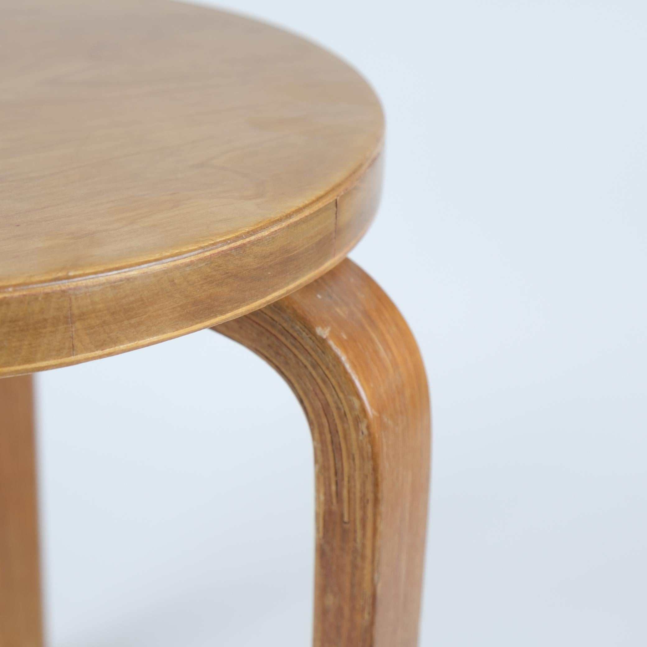 Ikonischer Alvar Aalto 3-beiniger Hocker Modell 60 aus Birke, Artek 1960er Jahre (Skandinavische Moderne) im Angebot