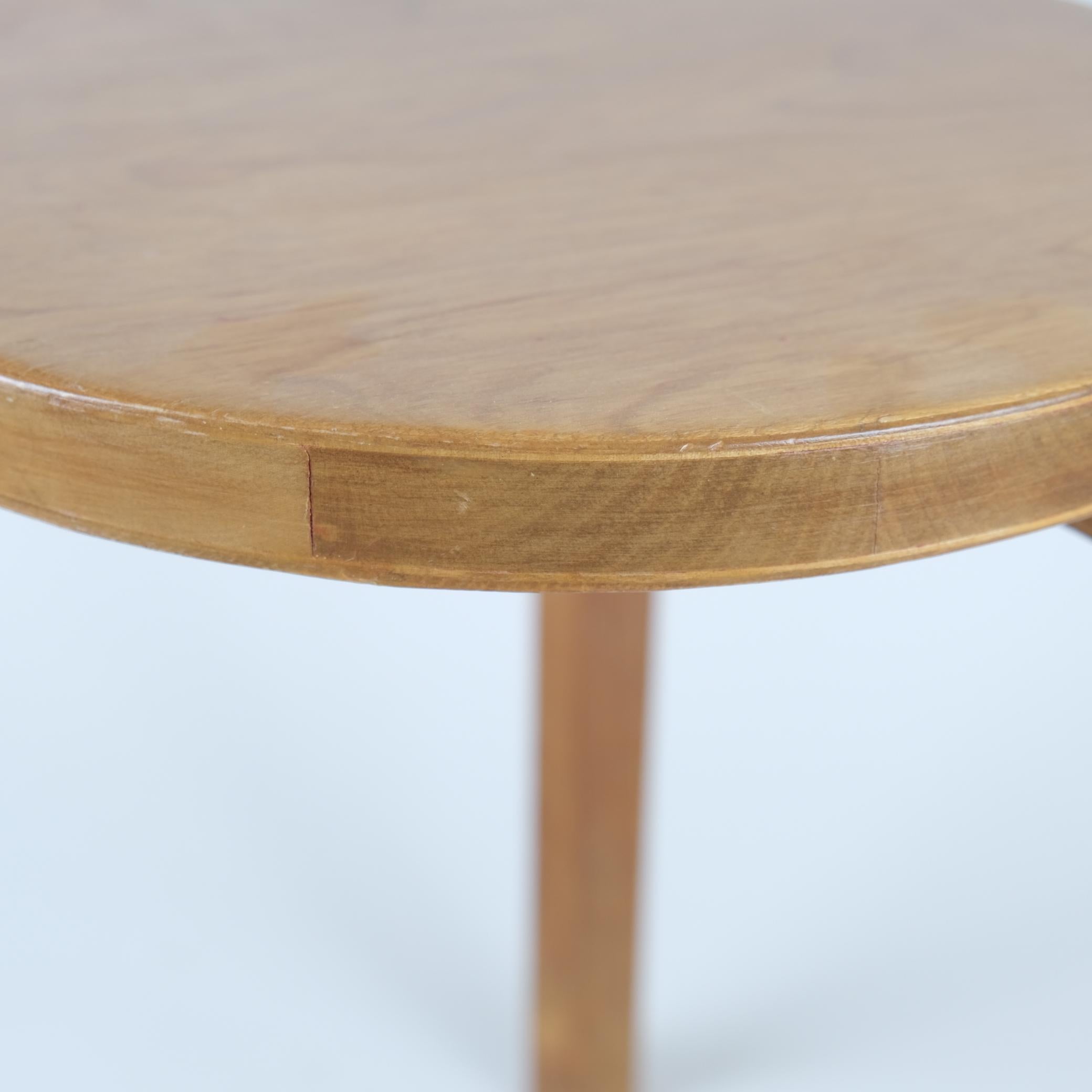 Ikonischer Alvar Aalto 3-beiniger Hocker Modell 60 aus Birke, Artek 1960er Jahre (Finnisch) im Angebot