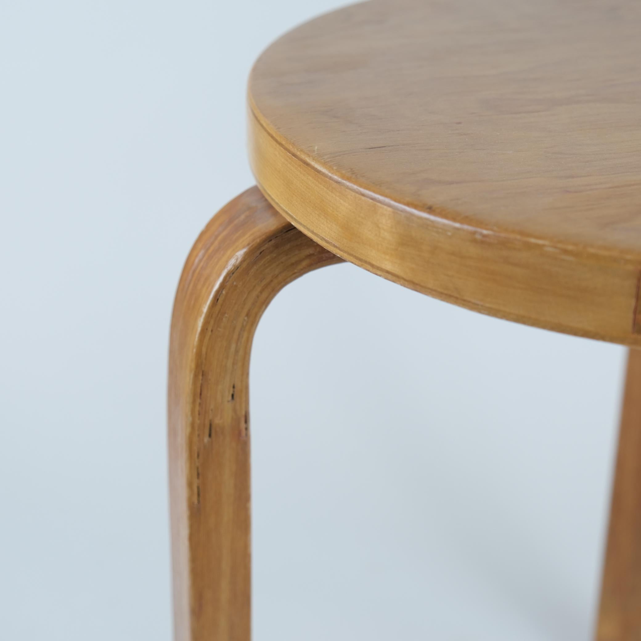 Ikonischer Alvar Aalto 3-beiniger Hocker Modell 60 aus Birke, Artek 1960er Jahre im Zustand „Gut“ im Angebot in Helsinki, FI