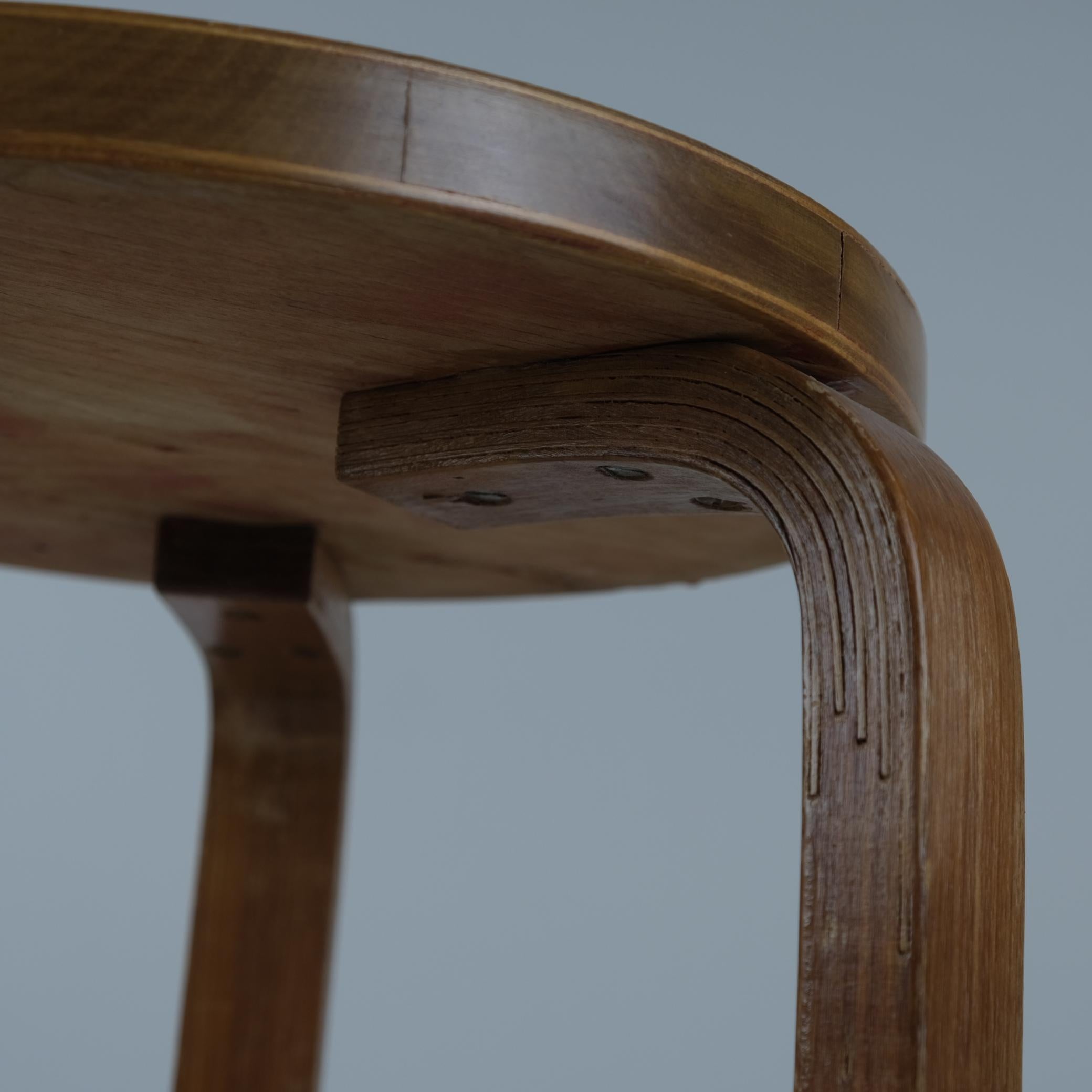 Ikonischer Alvar Aalto 3-beiniger Hocker Modell 60 aus Birke, Artek 1960er Jahre (Mitte des 20. Jahrhunderts) im Angebot