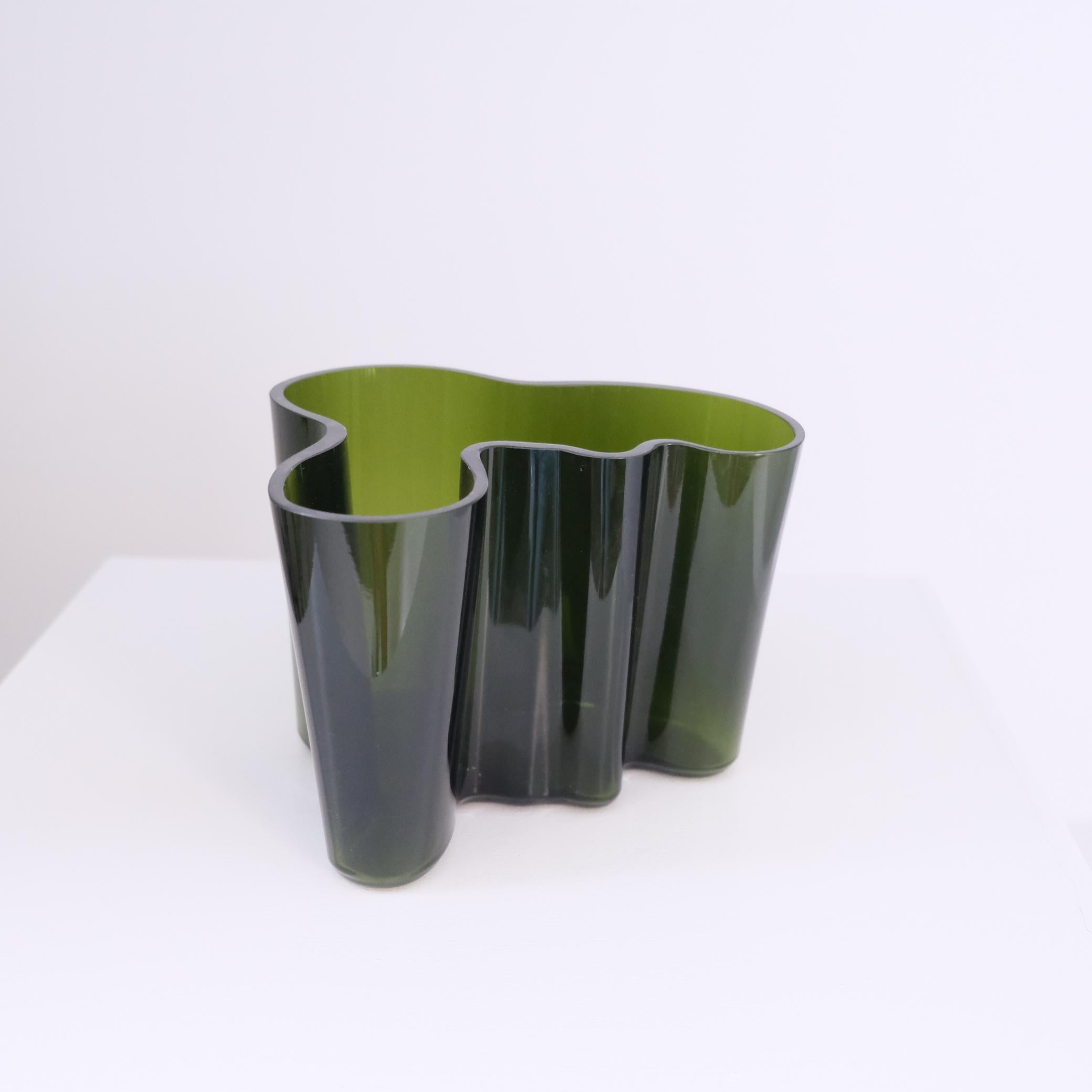 Iconic Alvar Aalto Savoy Glass Vase Model. 3030, Deep Green, Iittala 1960s In Good Condition For Sale In Helsinki, FI