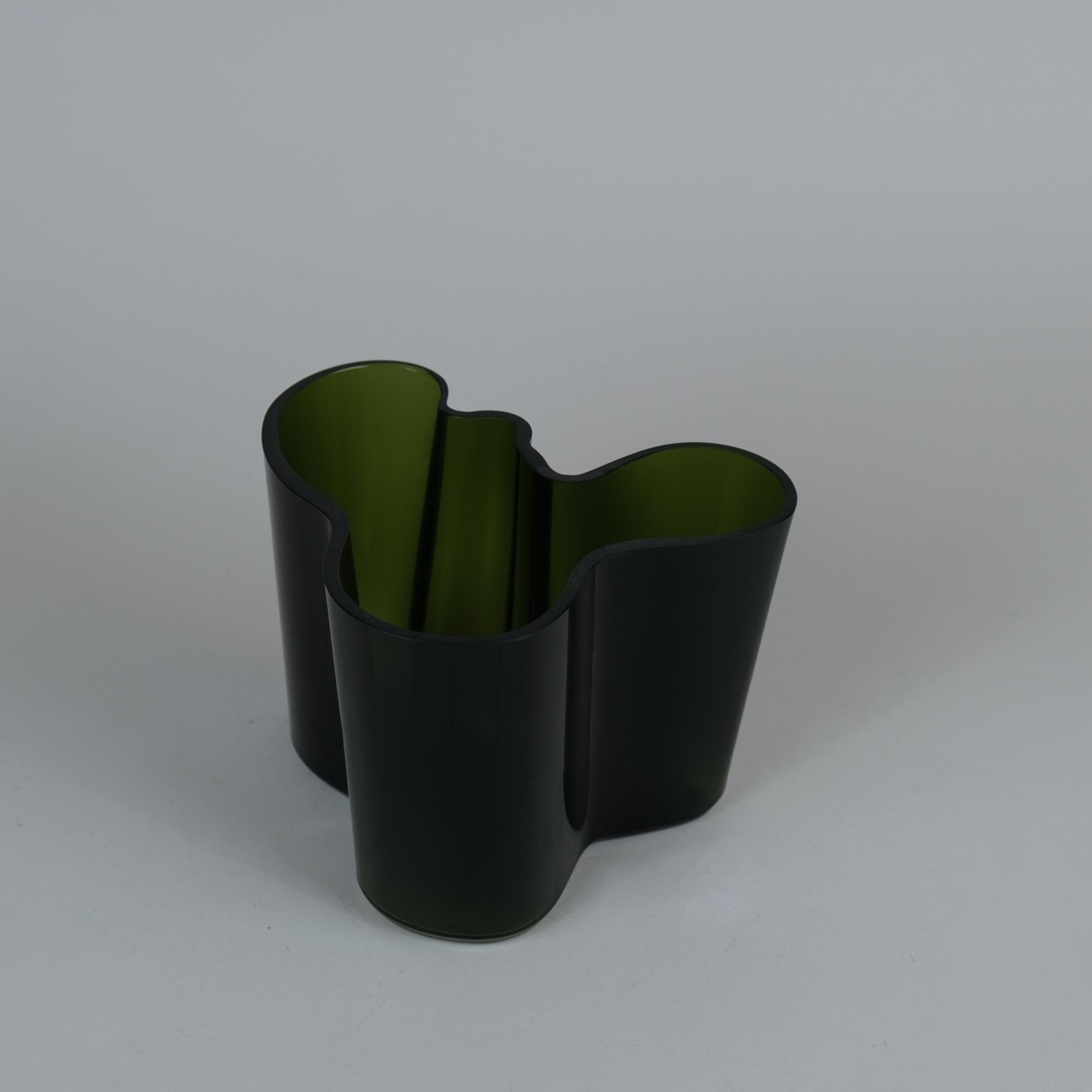 Metà XX secolo Iconico vaso in vetro Alvar Aalto+Aalto Modello. 3030, Greene & Greene, Iittala 1960 in vendita