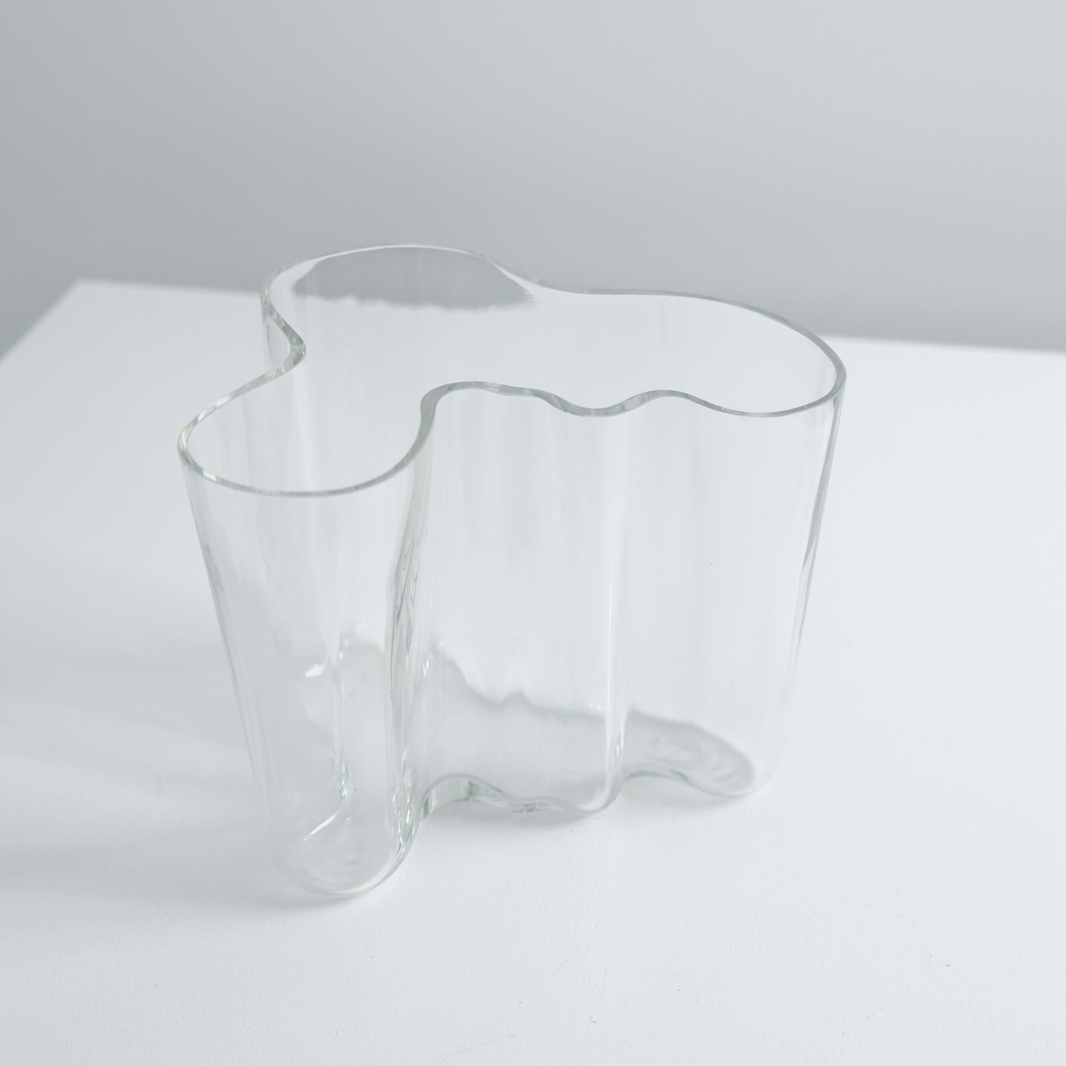 Un vase iconique de Savoy par Alvar Aalto pour Iittala, datant des années 1960 au début des années 1970. Le vase est en bon état, ne présentant que de légères marques à la base correspondant à son âge et à son utilisation. Il est entièrement signé