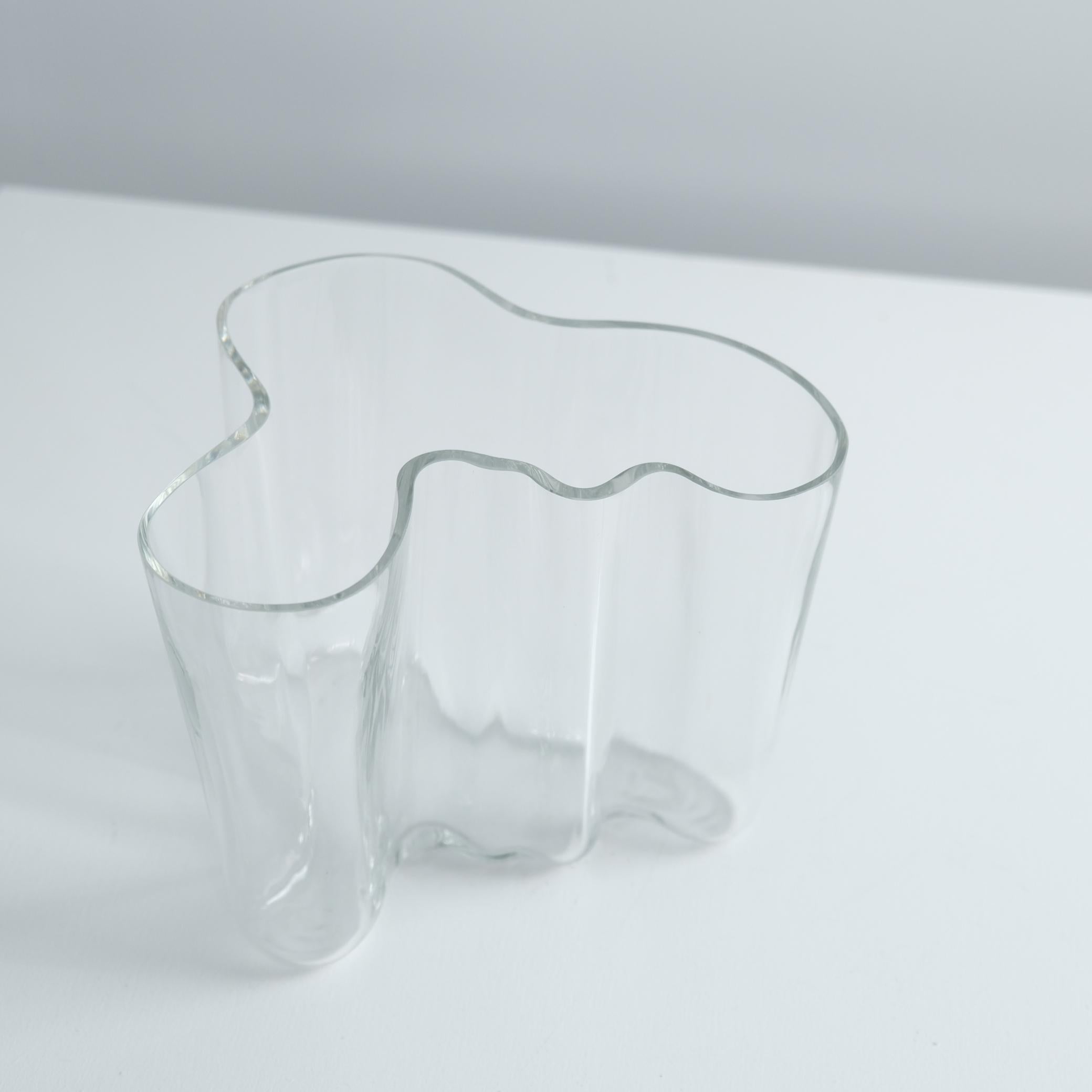Scandinave moderne Vase Icone Alvar Aalto+Aalto Model. 3030 en verre clair, Iittala années 1960 en vente
