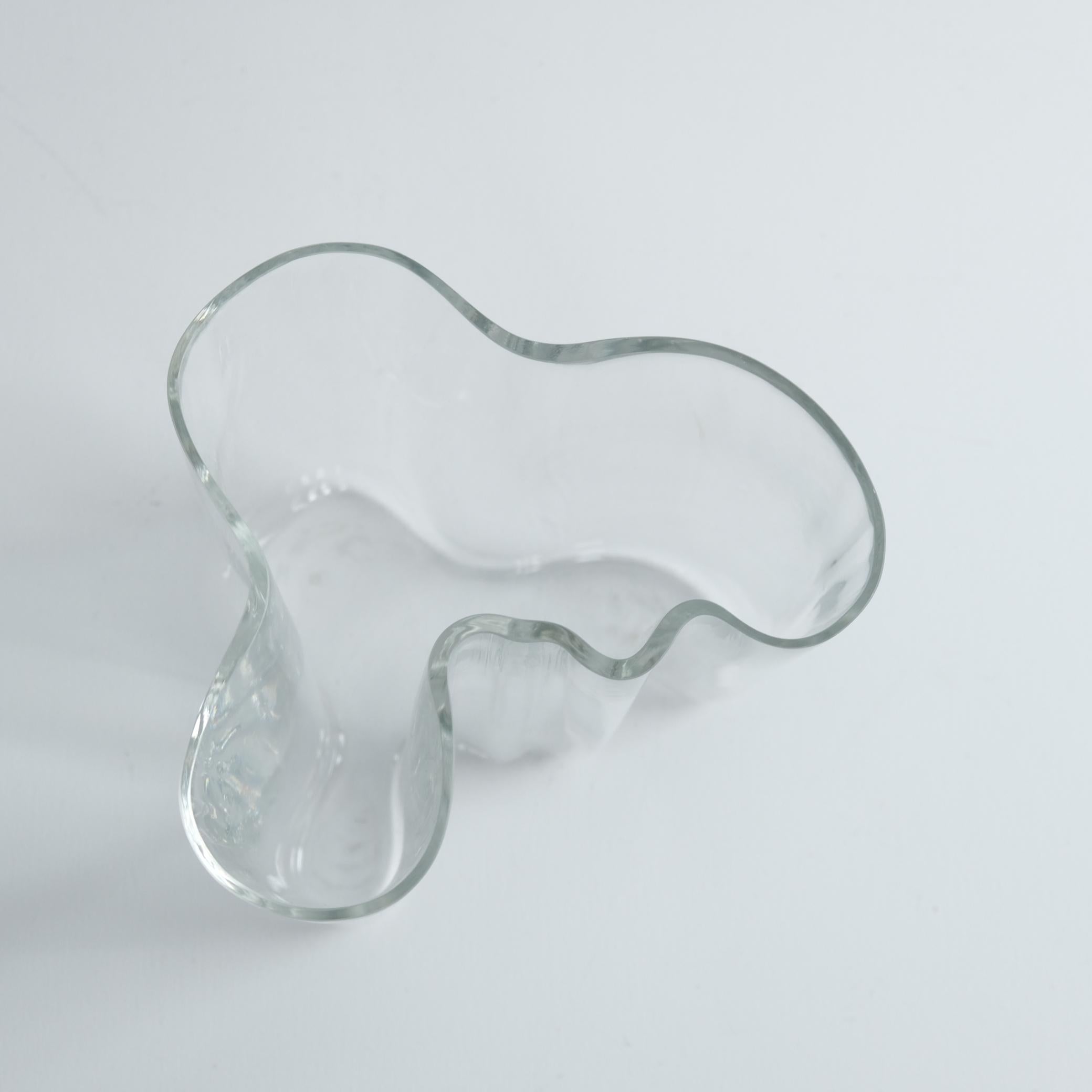 Finlandais Vase Icone Alvar Aalto+Aalto Model. 3030 en verre clair, Iittala années 1960 en vente
