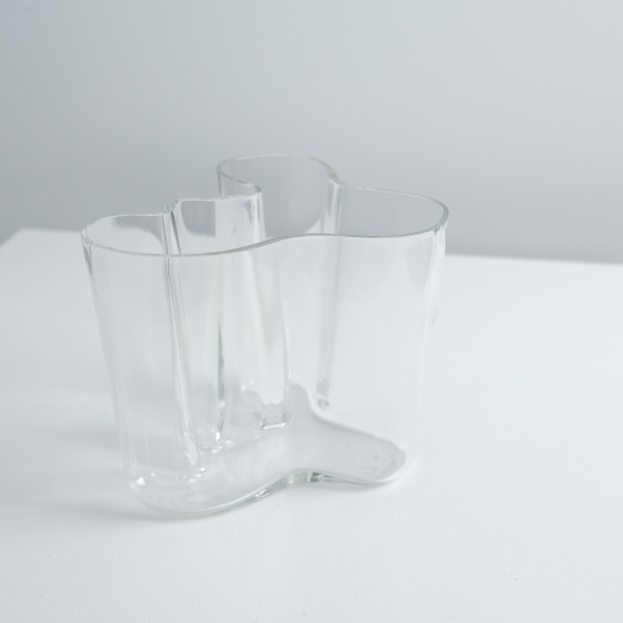 Milieu du XXe siècle Vase Icone Alvar Aalto+Aalto Model. 3030 en verre clair, Iittala années 1960 en vente