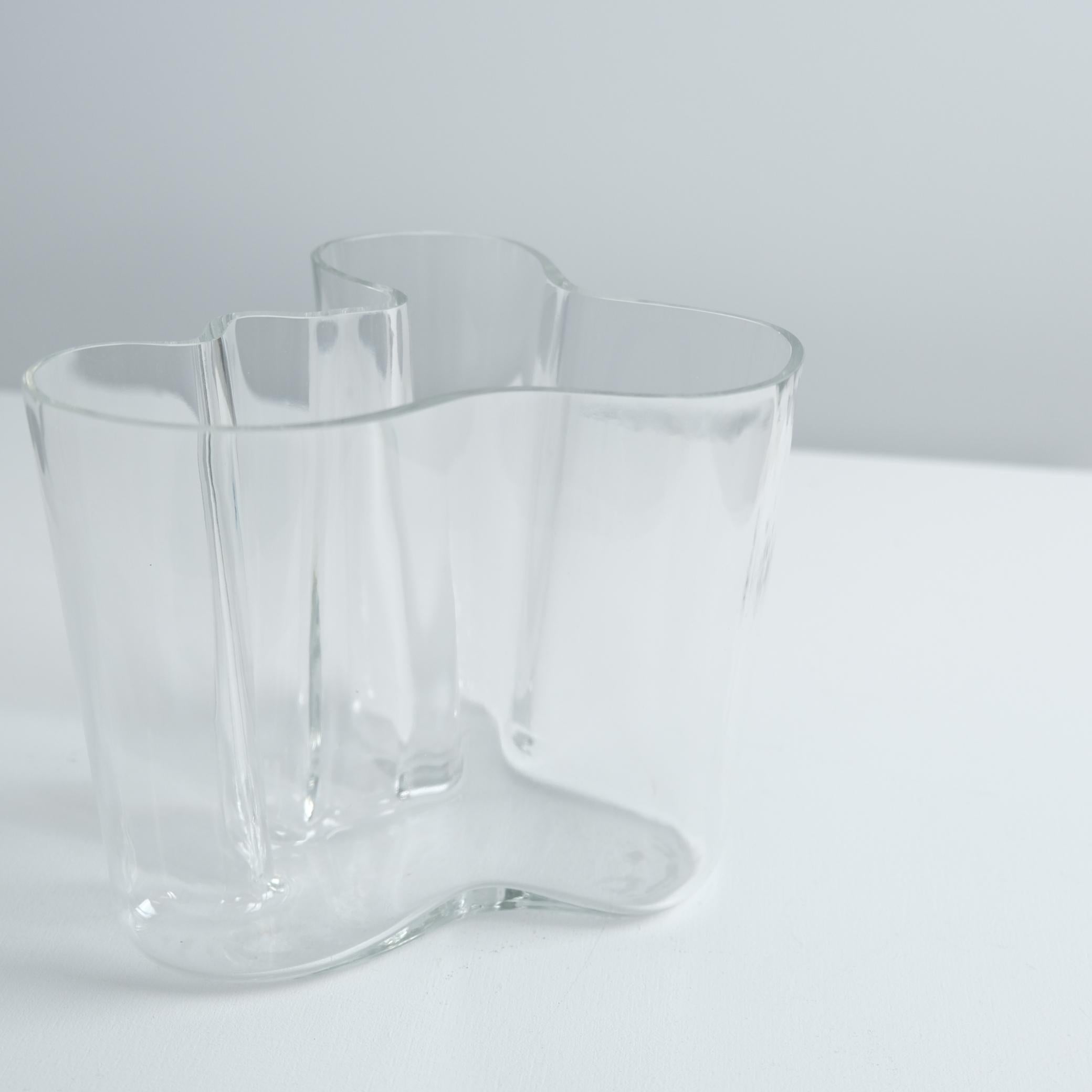 Verre brun Vase Icone Alvar Aalto+Aalto Model. 3030 en verre clair, Iittala années 1960 en vente