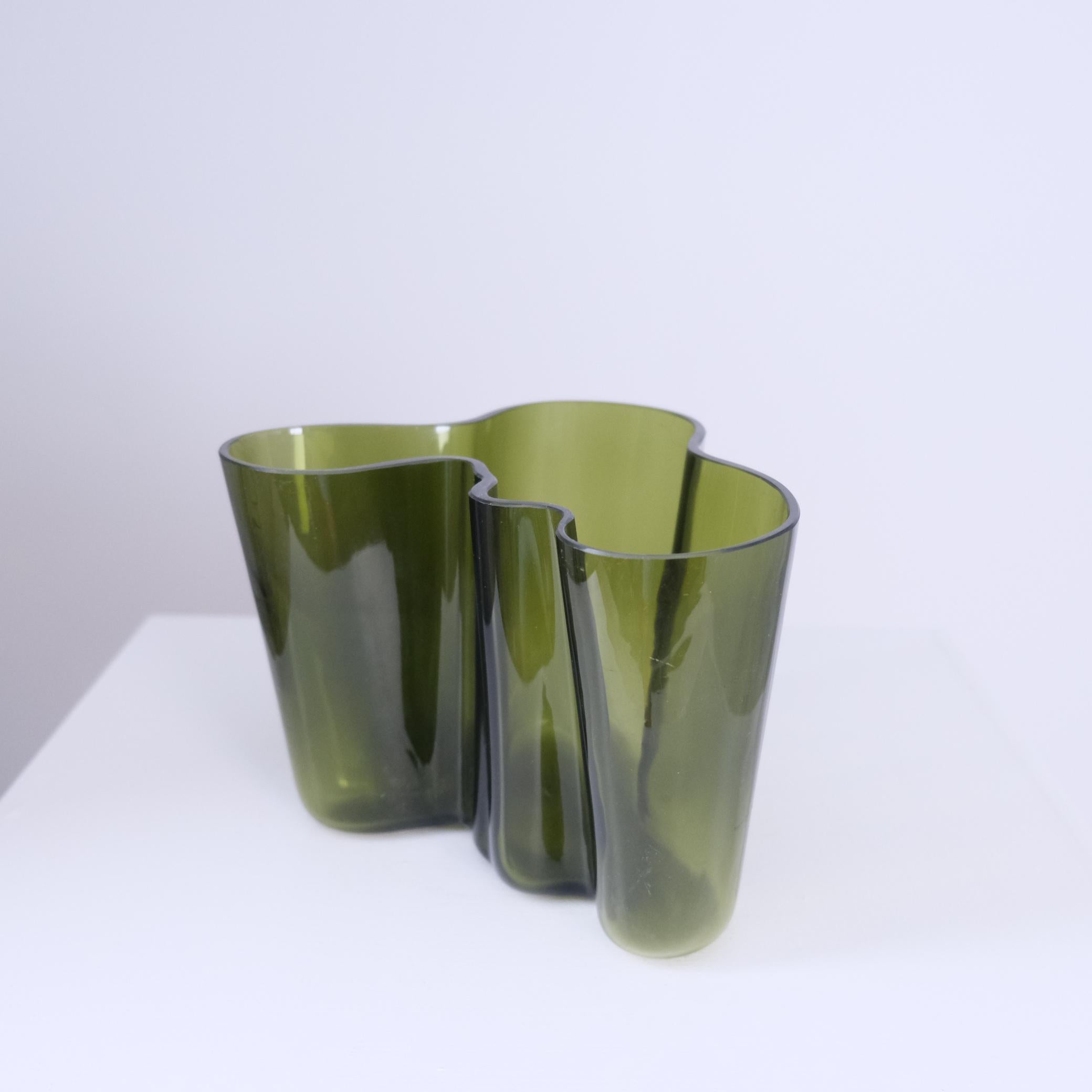 Jarrón icónico Alvar Aalto Savoy Model. 3030 en verde oscuro, Iittala Años 50 en venta 3