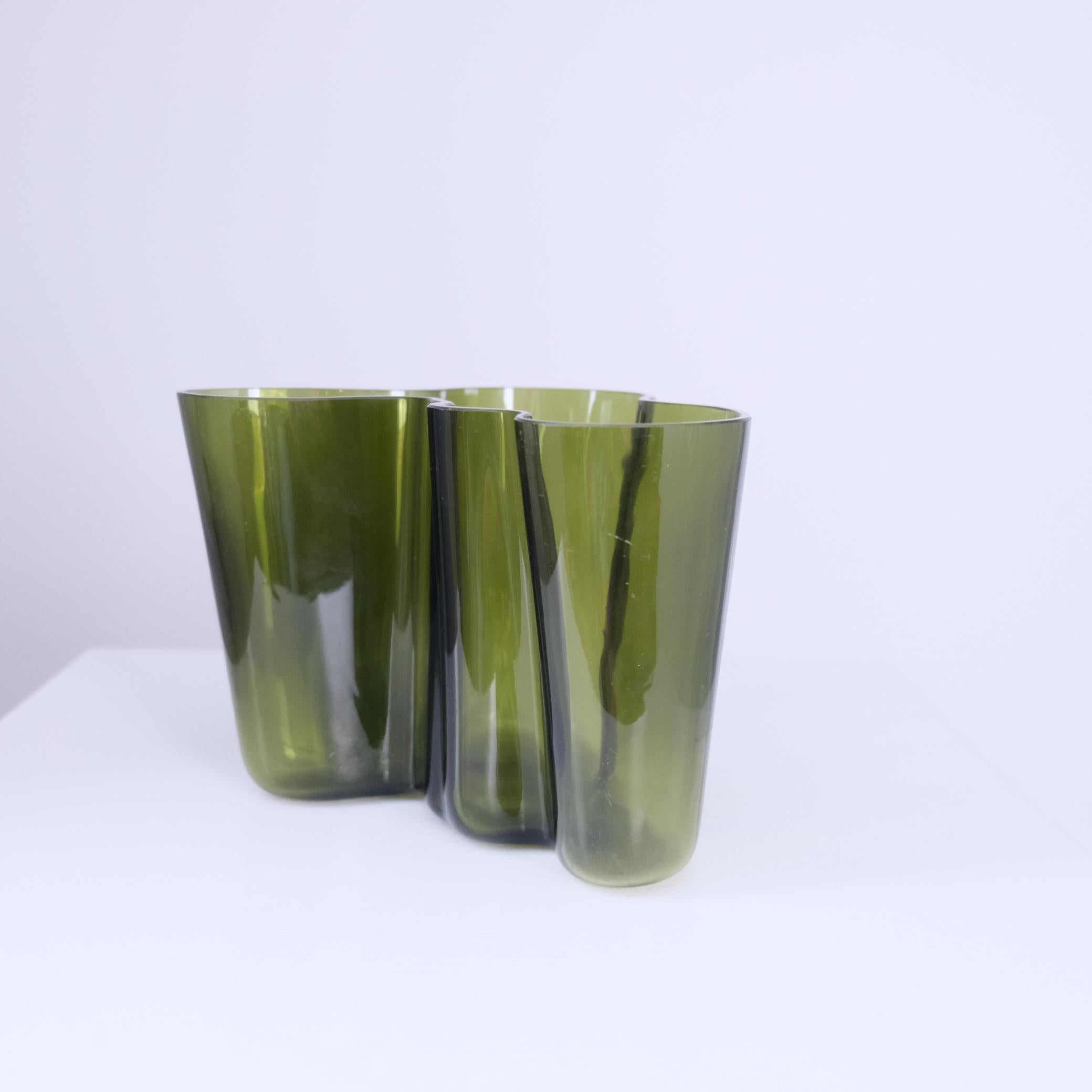 Alvar Aalto se presentó y ganó un concurso celebrado en la fábrica de vidrio Karhula-Iittala que se organizó con motivo de la Exposición Universal de París de 1937. Era el año 1936 y la obra de Aalto se llamaba `Eskimoerindens skinnbuxa` o