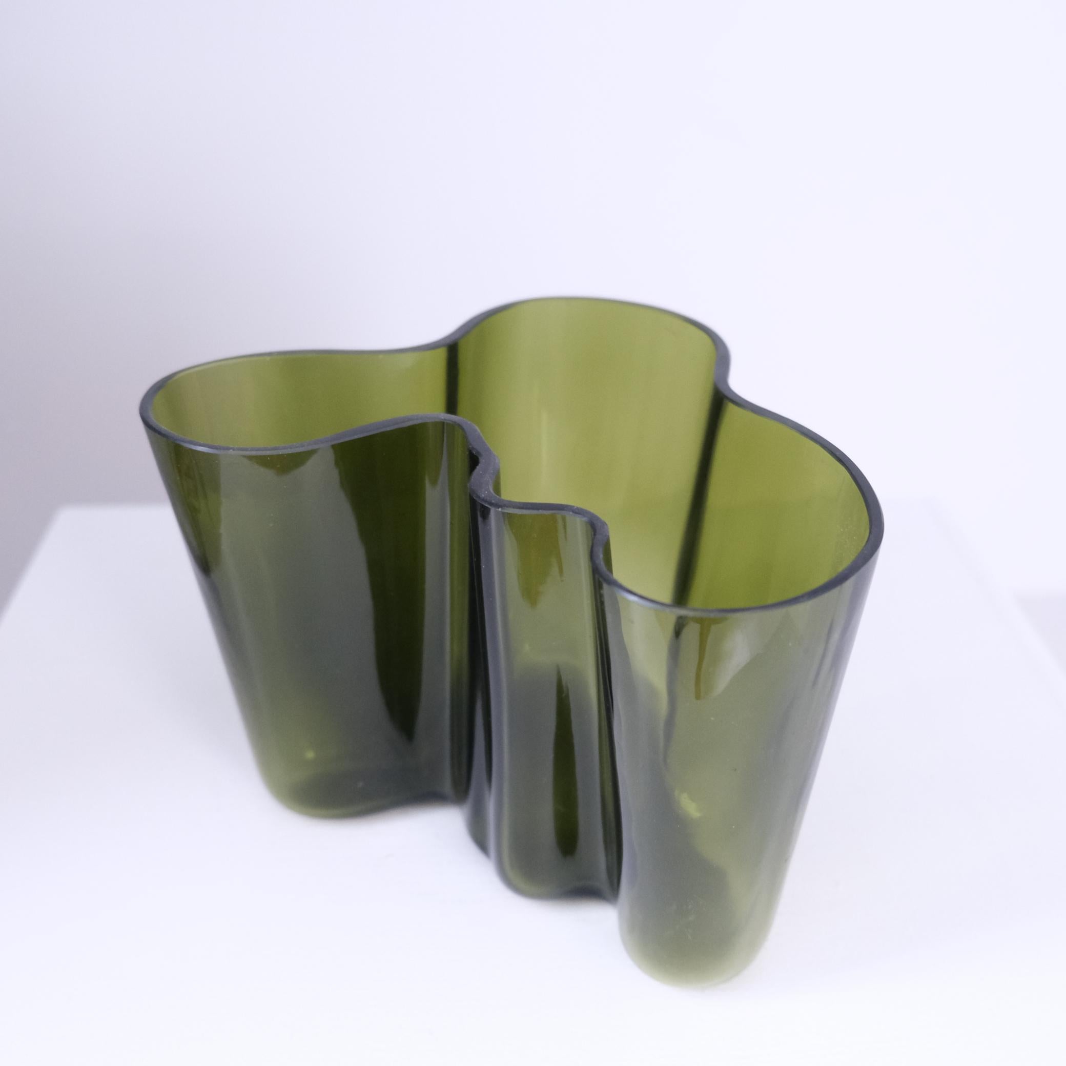 Jarrón icónico Alvar Aalto Savoy Model. 3030 en verde oscuro, Iittala Años 50 Escandinavo moderno en venta