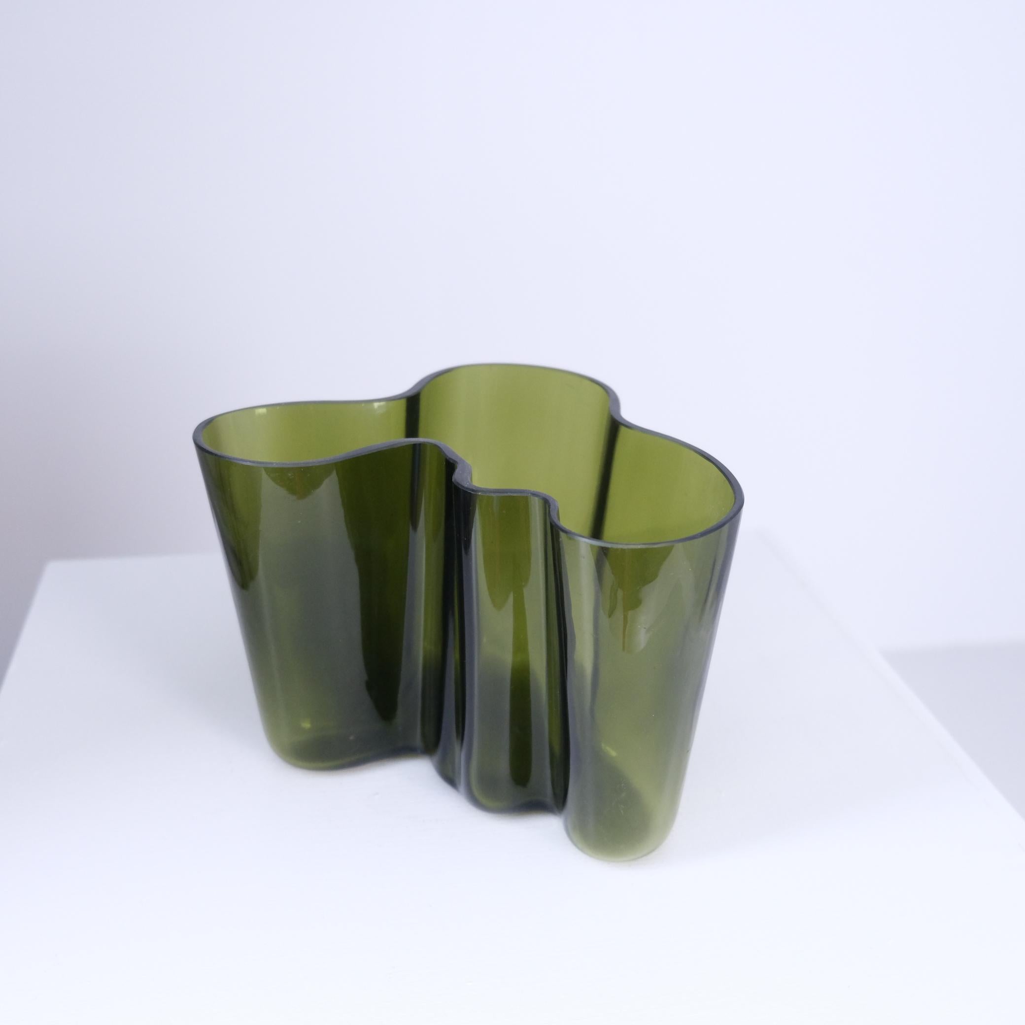 Jarrón icónico Alvar Aalto Savoy Model. 3030 en verde oscuro, Iittala Años 50 en Bueno estado para la venta en Helsinki, FI