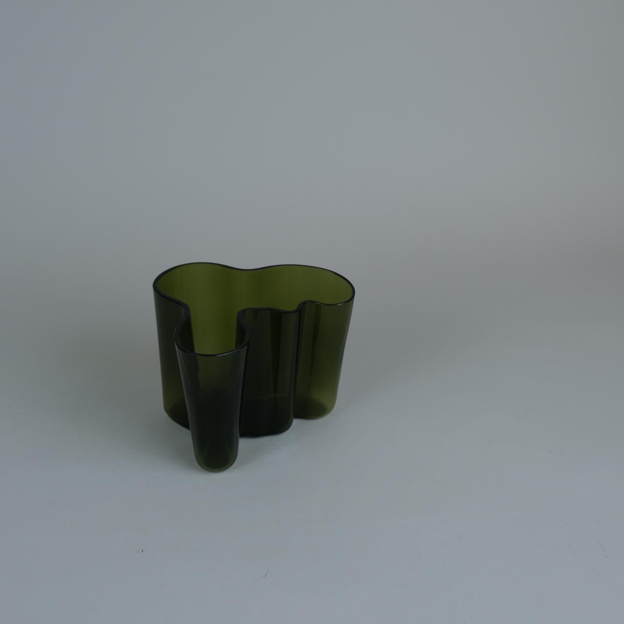 Alvar Aalto partecipò e vinse un concorso organizzato dalla fabbrica di vetro Karhula-Iittala in occasione dell'Esposizione Universale di Parigi del 1937. L'anno era il 1936 e l'opera di Aalto+Aalto si chiamava `Eskimoerindens skinnbuxa` o