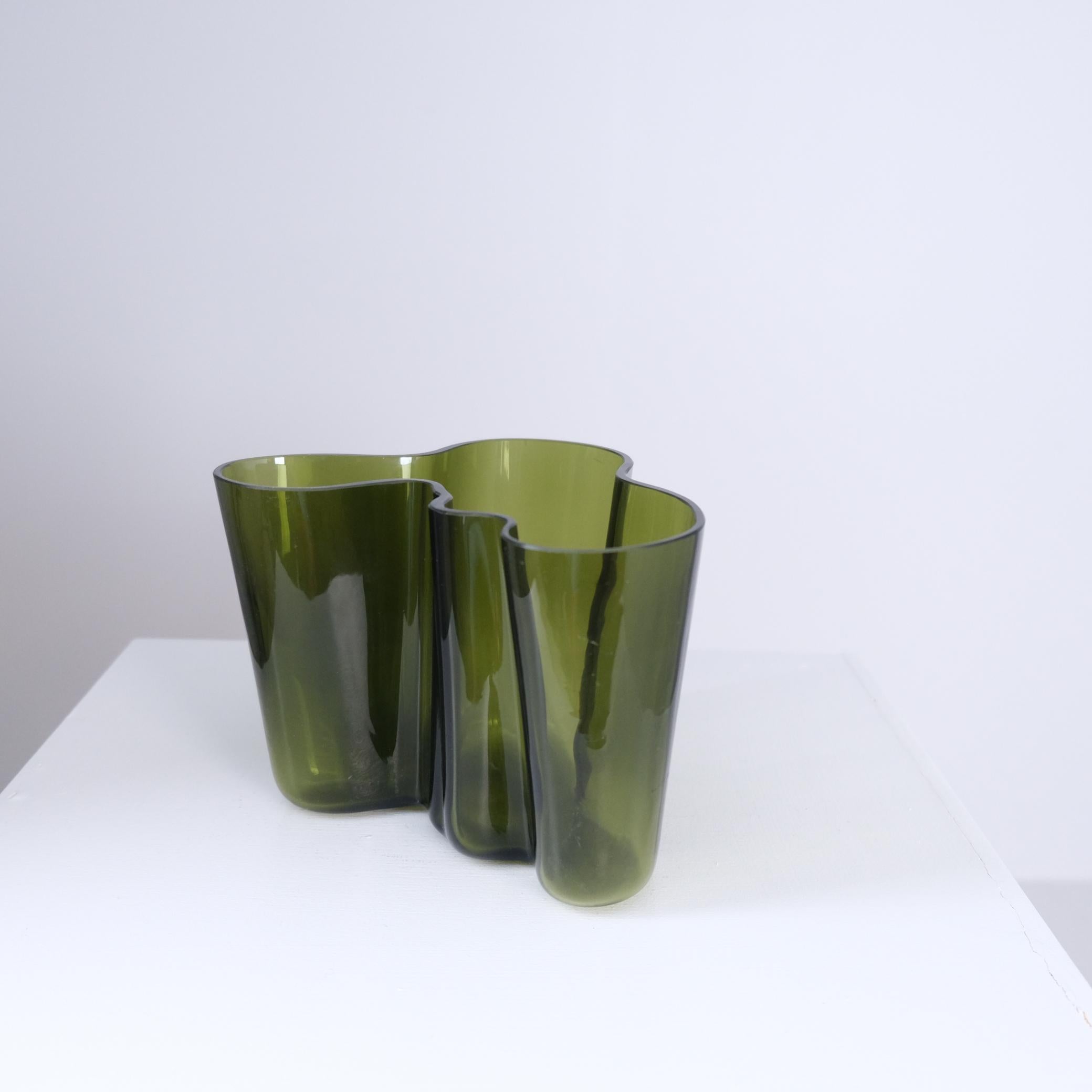 Jarrón icónico Alvar Aalto Savoy Model. 3030 en verde oscuro, Iittala Años 50 Finlandés en venta