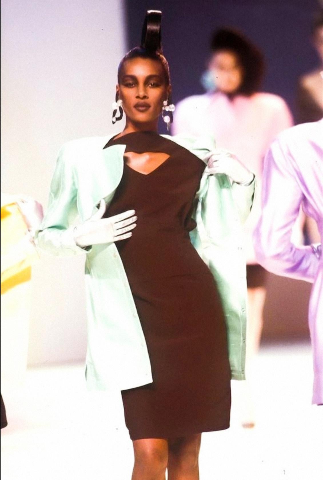 
What an extraordinairy find!! Extremely rare Collectors Piece: Thierry Mugler dress 'African Summer' Spring Summer Collection 1988
Documented and Featured on the legendary runway show 1988.
This shape and constructions is amazing and unique - a