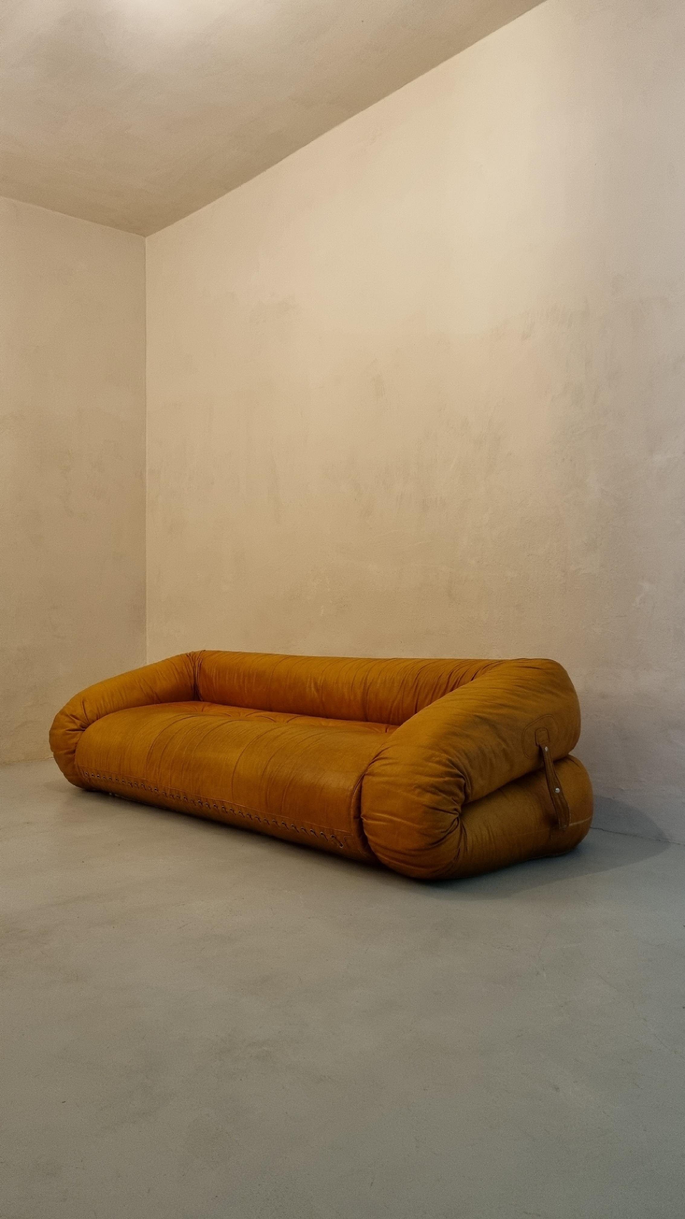Iconic 3 seater sofa/bed designed by Alessandro Becchi for Giovannetti, 1970.
The sofa is in original leather, very good condition, smaal sign of aging, small hole( about2 mm) in the seat.
The sofa can be opened and turned into comfortable