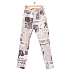 Article d'archives emblématique vintage de Moschino en jean imprimé journal, années 1990