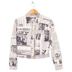 Icónica chaqueta Moschino Vintage de los años 90 con estampado de periódico de gaceta