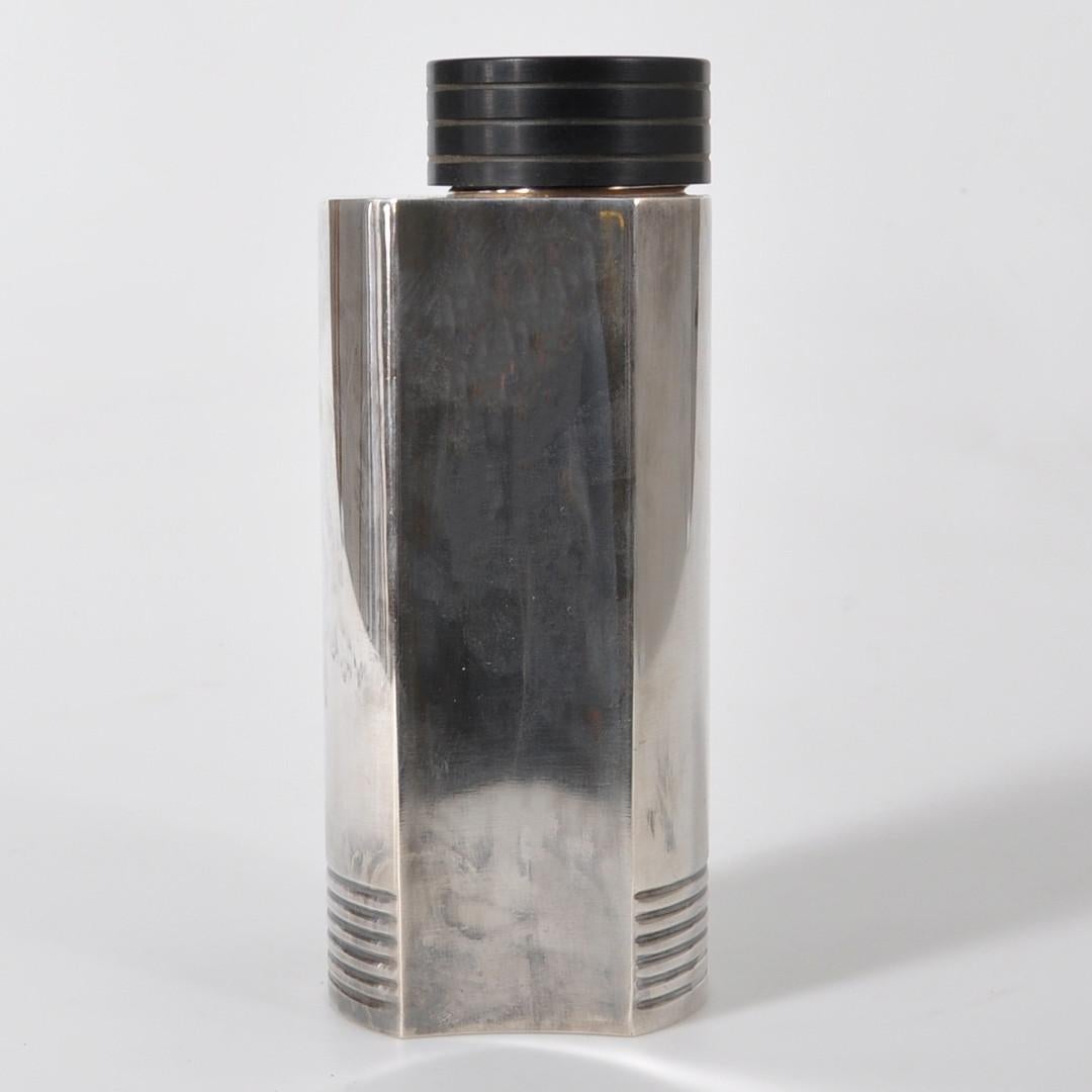 Silver plated cocktail shaker with Bakelite lid by Folke Arström for GAB. Designed in 1935, it has perfect functionalist lines and proportions and makes a striking decorative piece.
Very good condition with unpolished original patina, this will