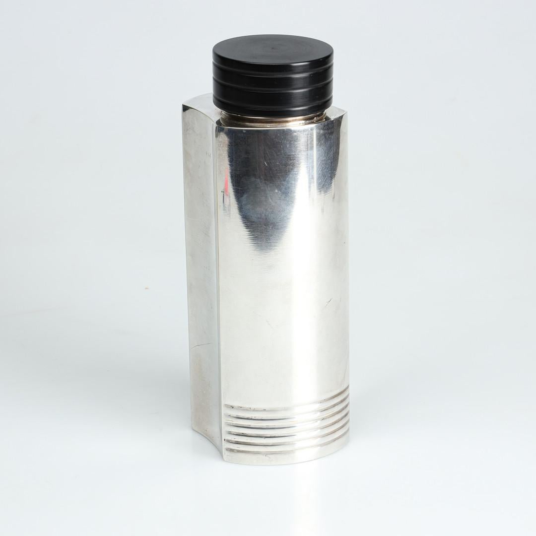 Silver plated cocktail shaker with Bakelite lid by Folke Arström for GAB. Designed in 1935, it has perfect functionalist lines and proportions and makes a striking decorative piece.
Very good condition with unpolished original patina, this will