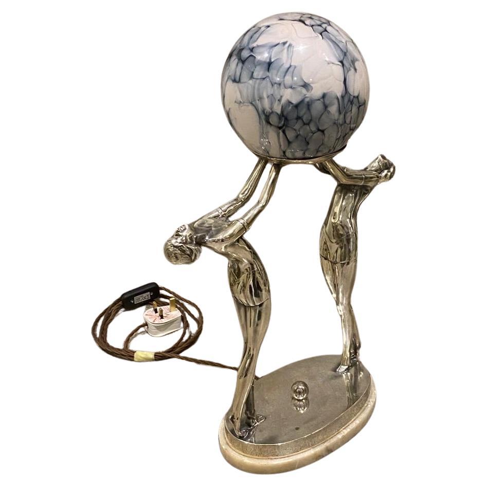 Lampe Art déco emblématique double dame en métal argenté et albâtre des années 1920 Excellent état - En vente à London, GB