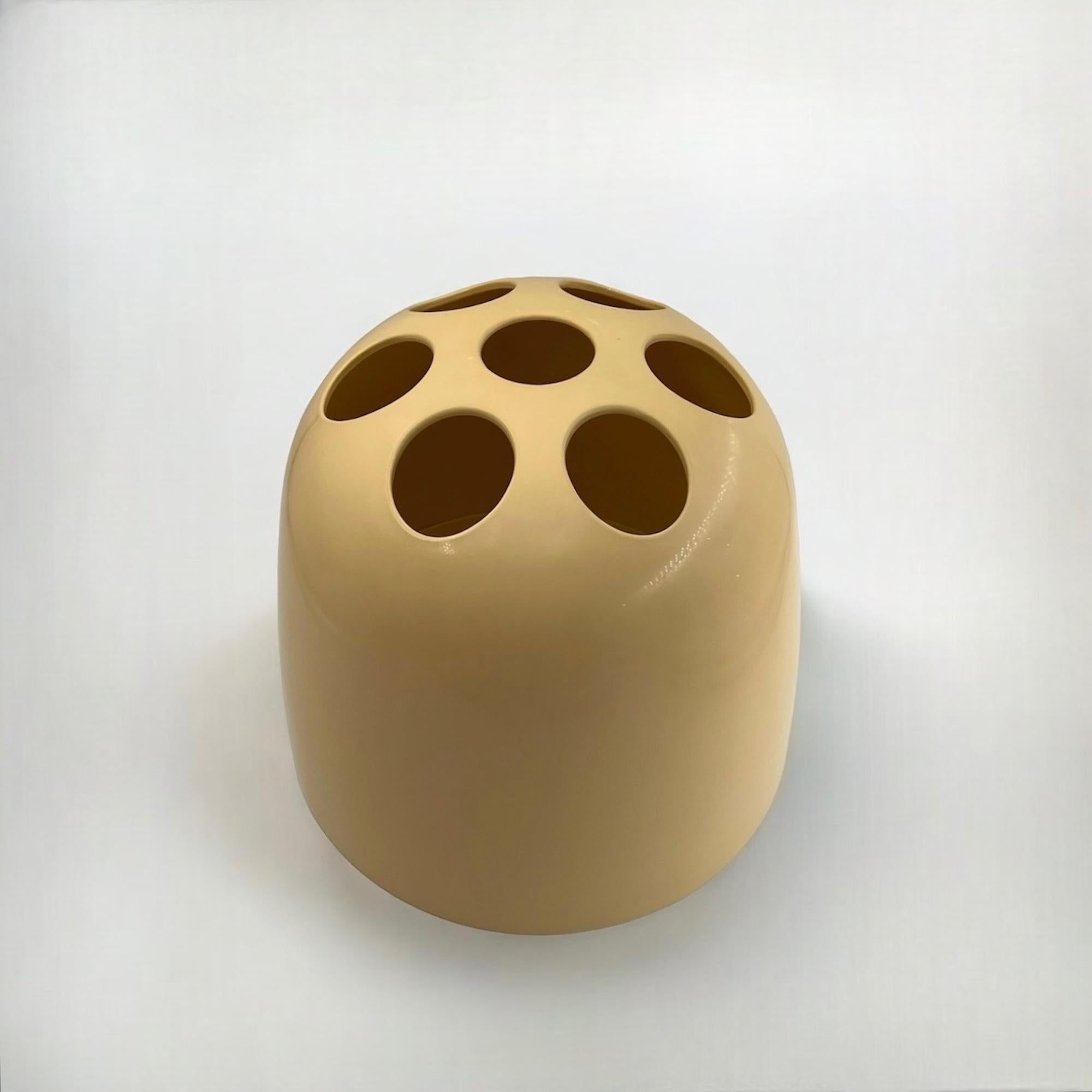 Der Schirmhalter Dedalo von Artemide, Mitte der sechziger Jahre von Emma Gismondi Schweinberger entworfen, ist eine echte Ikone der Designbewegung des Space Age. Dieses für Artemide Milano gefertigte Stück verkörpert perfekt die futuristische