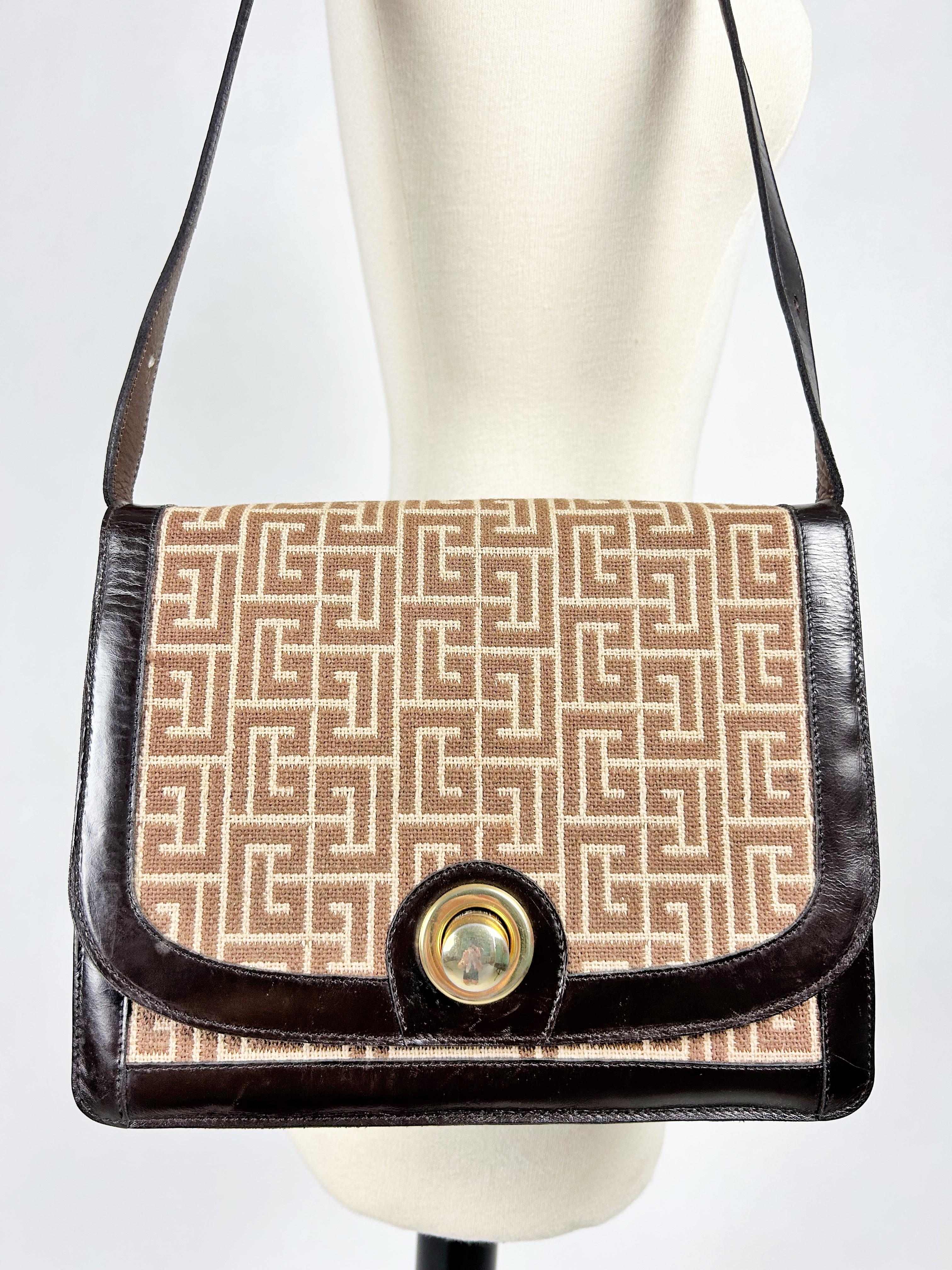 Bolso icónico de Pierre Balmain con monograma Laberinto - París Circa 1971-1975 Beige en venta