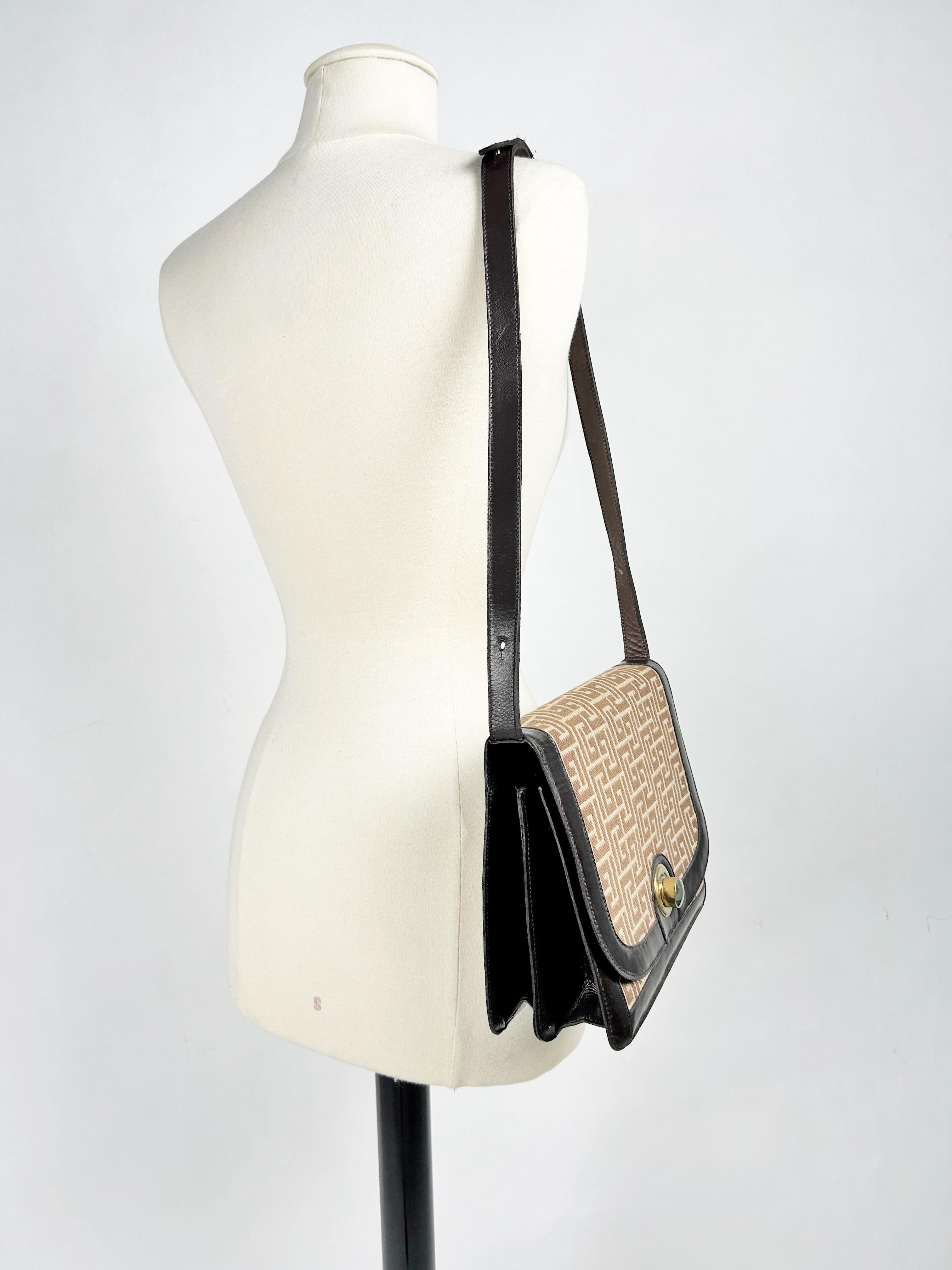 De las mujeres Bolso icónico de Pierre Balmain con monograma Laberinto - París Circa 1971-1975 en venta