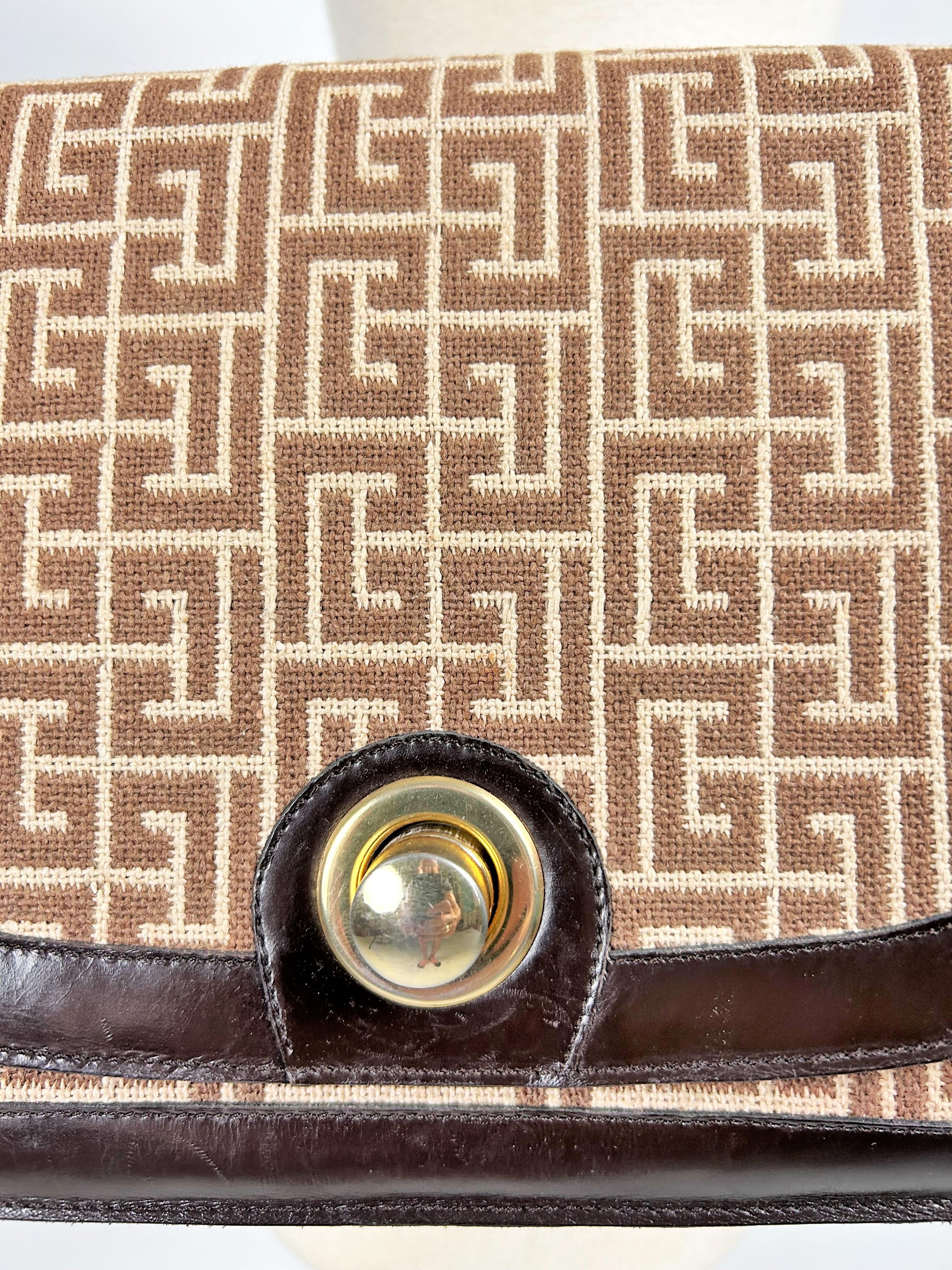 Bolso icónico de Pierre Balmain con monograma Laberinto - París Circa 1971-1975 en venta 3